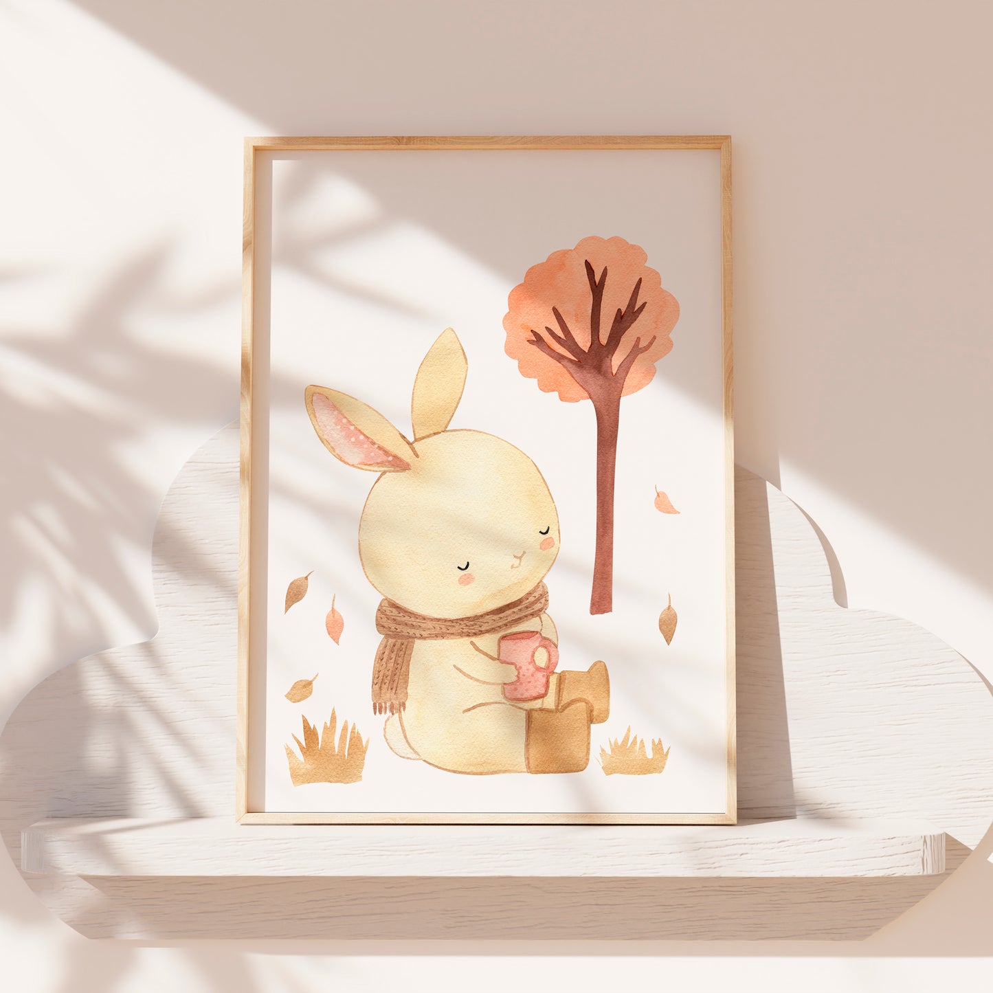 Poster Hase mit Tee & Herbstlaub in A4 und A3, auf hochwertigem, mattem 300g Naturpapier, ideal für Kinderzimmerdekoration oder Geschenke.