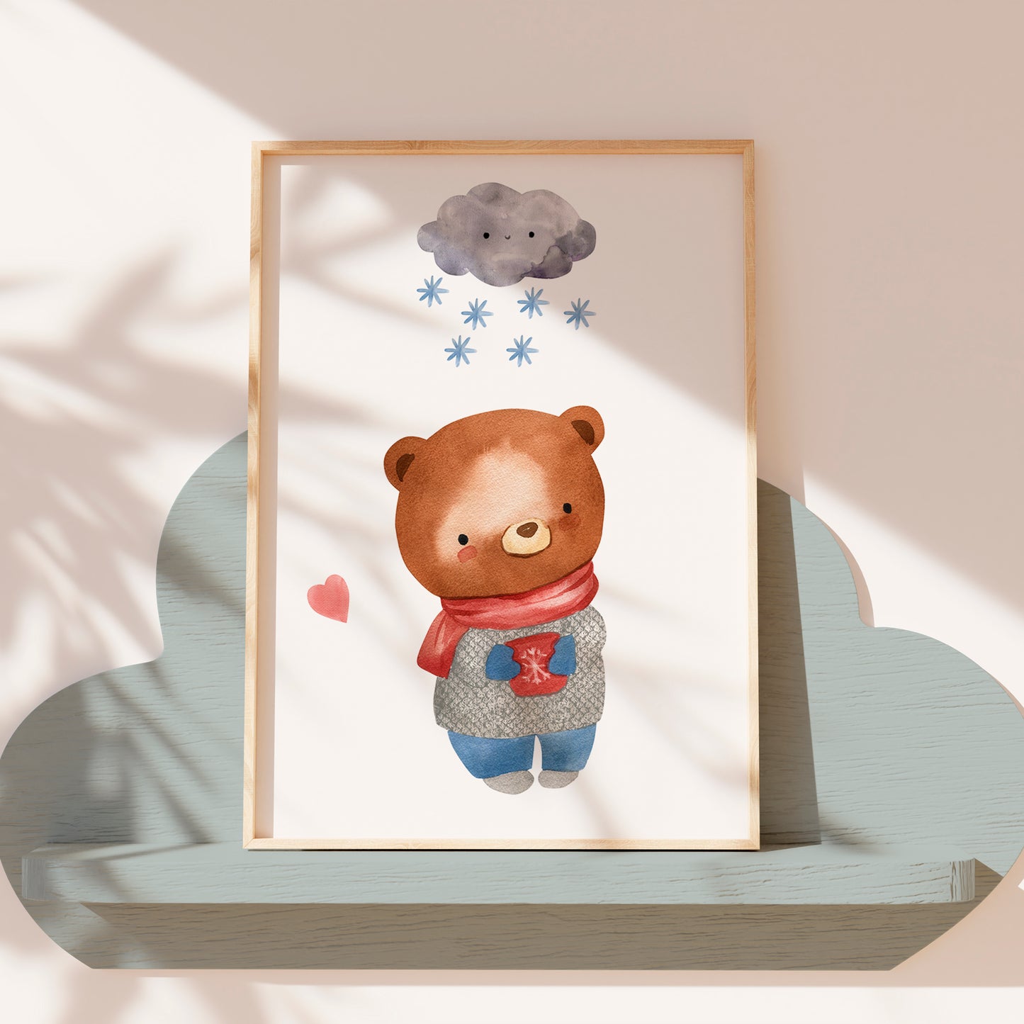 Poster Bär im Schnee A4 & A3: Detaillierte Teddybär Aquarell-Illustration mit Schal und Pullover, ideal für die Kinderzimmerdekoration. Hochwertiger Druck auf stabilem Naturpapier.