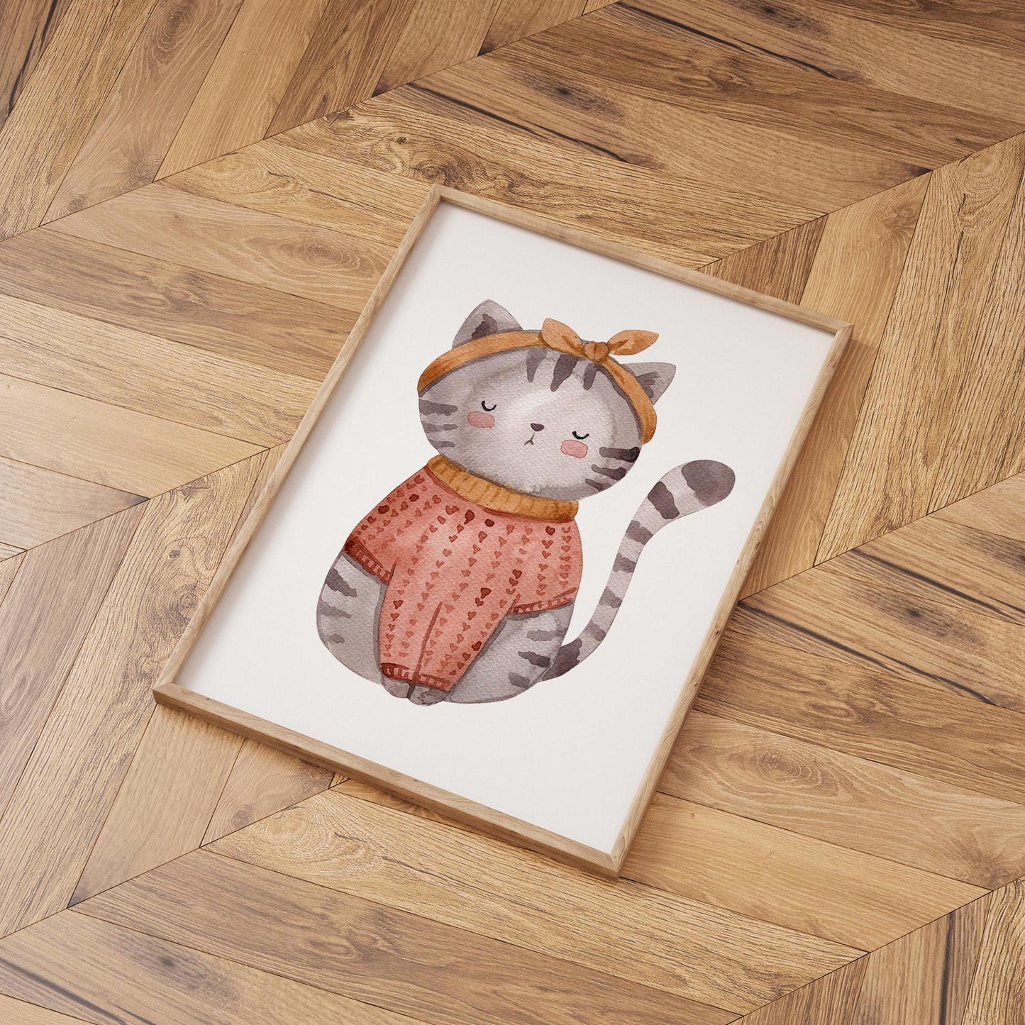 Poster Katze Vintage A4 & A3: Illustration einer fantasievollen Katze in einem Pullover, ideal als Kinderzimmerdeko, auf hochwertigem 300g Naturpapier gedruckt. Gerahmt auf Holzboden