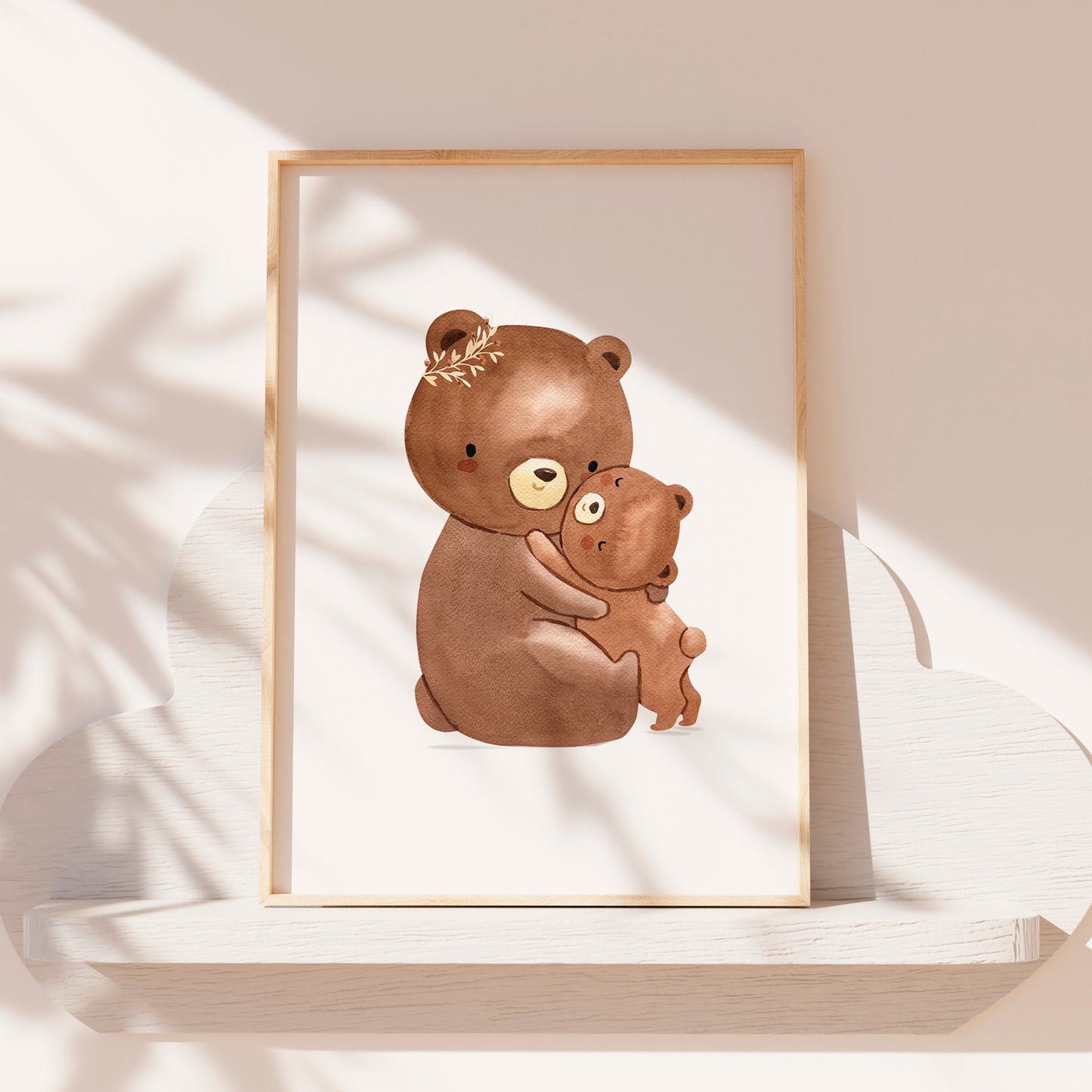 Poster Mama Bär und Baby A4 & A3: Aquarellzeichnung, Mama Bär umarmt Baby, ideal als Kinderzimmerdeko oder Geschenk, auf hochwertigem, mattem Naturpapier gedruckt. Auf Regal.