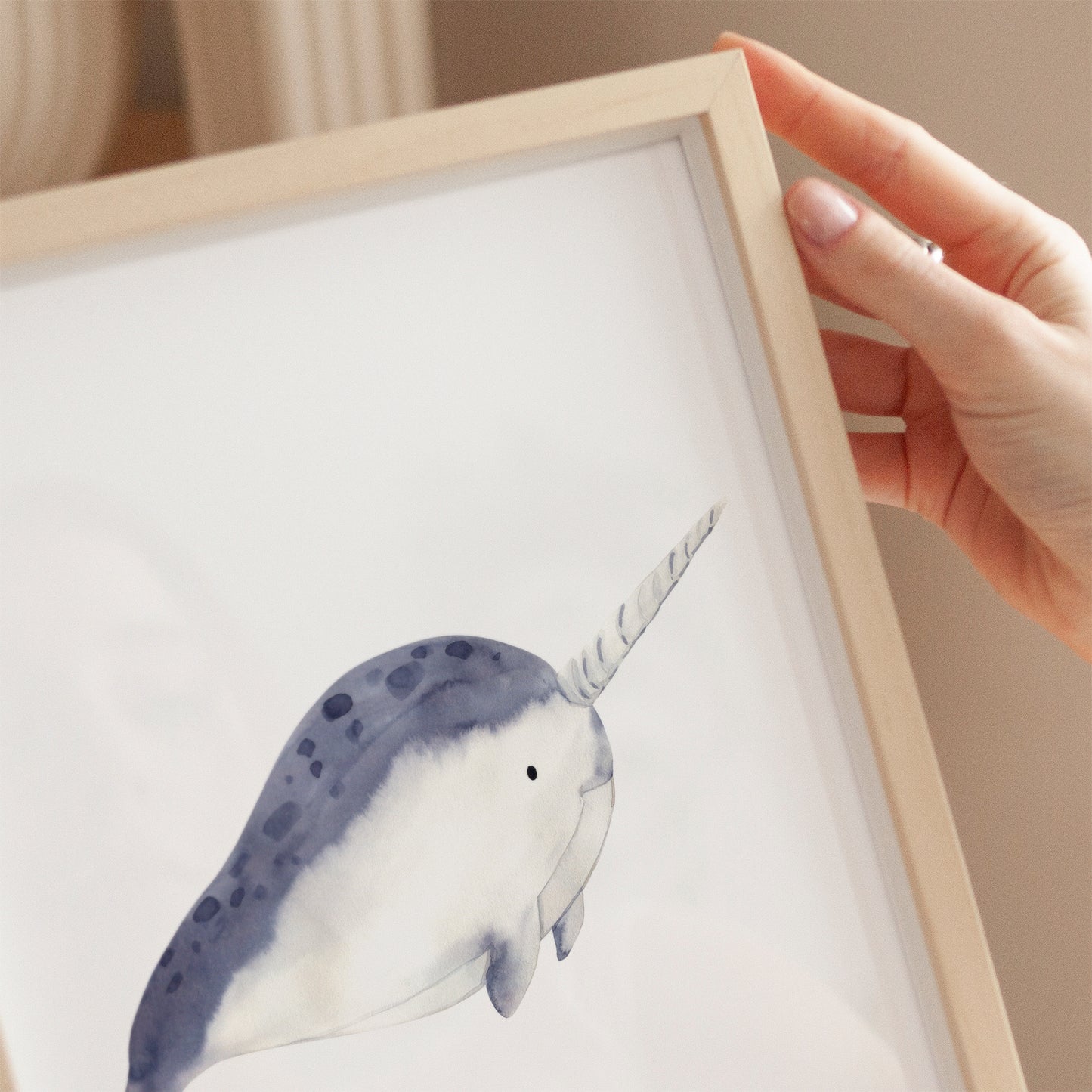 Person hält Poster Narwal A4 & A3 handgemalter Aquarell Narwal auf hochwertigem, mattem Naturpapier, perfekt für Kinderzimmerdeko oder als Geschenk.