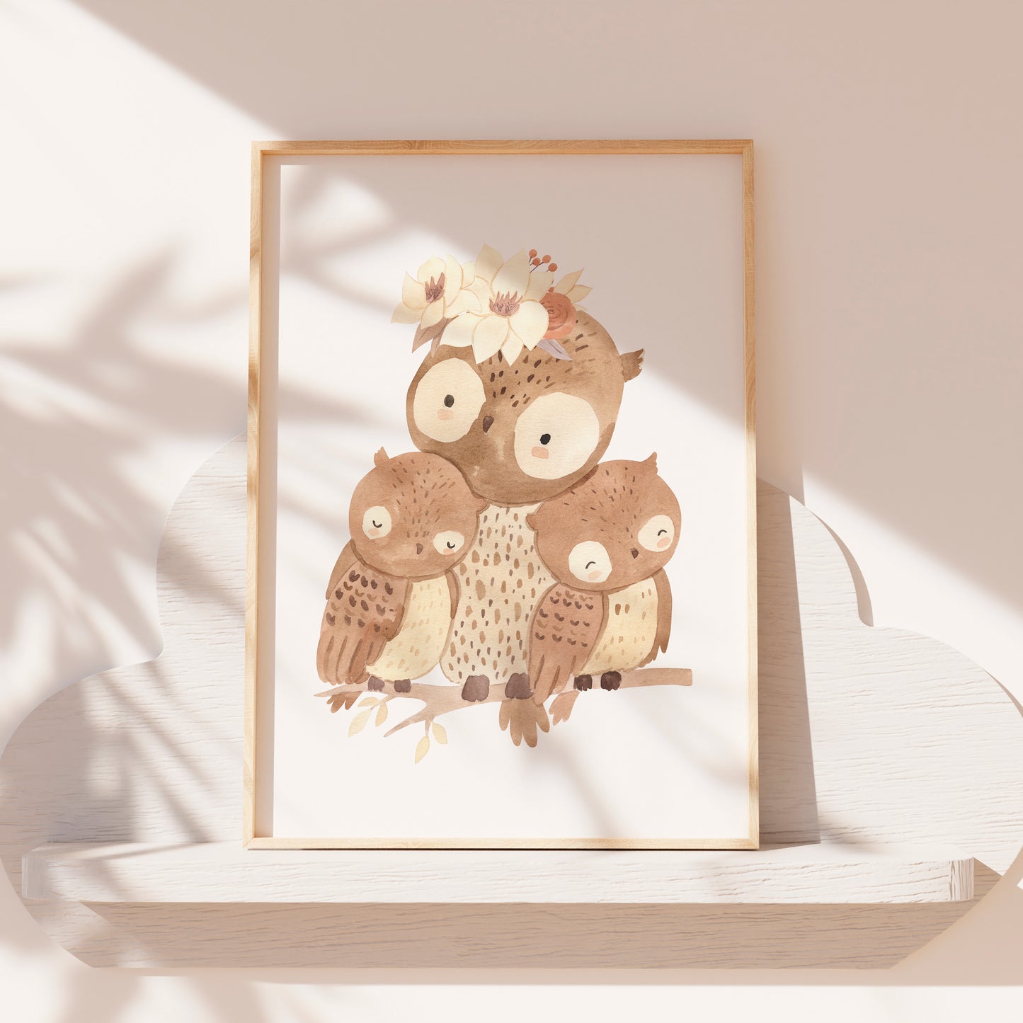 Poster Mama Eule A4 & A3: Handgezeichnetes Poster mit einer Eulenmutter und ihren Babys auf einem Ast, mit Blumenkranz. Ideal für das Kinderzimmer.