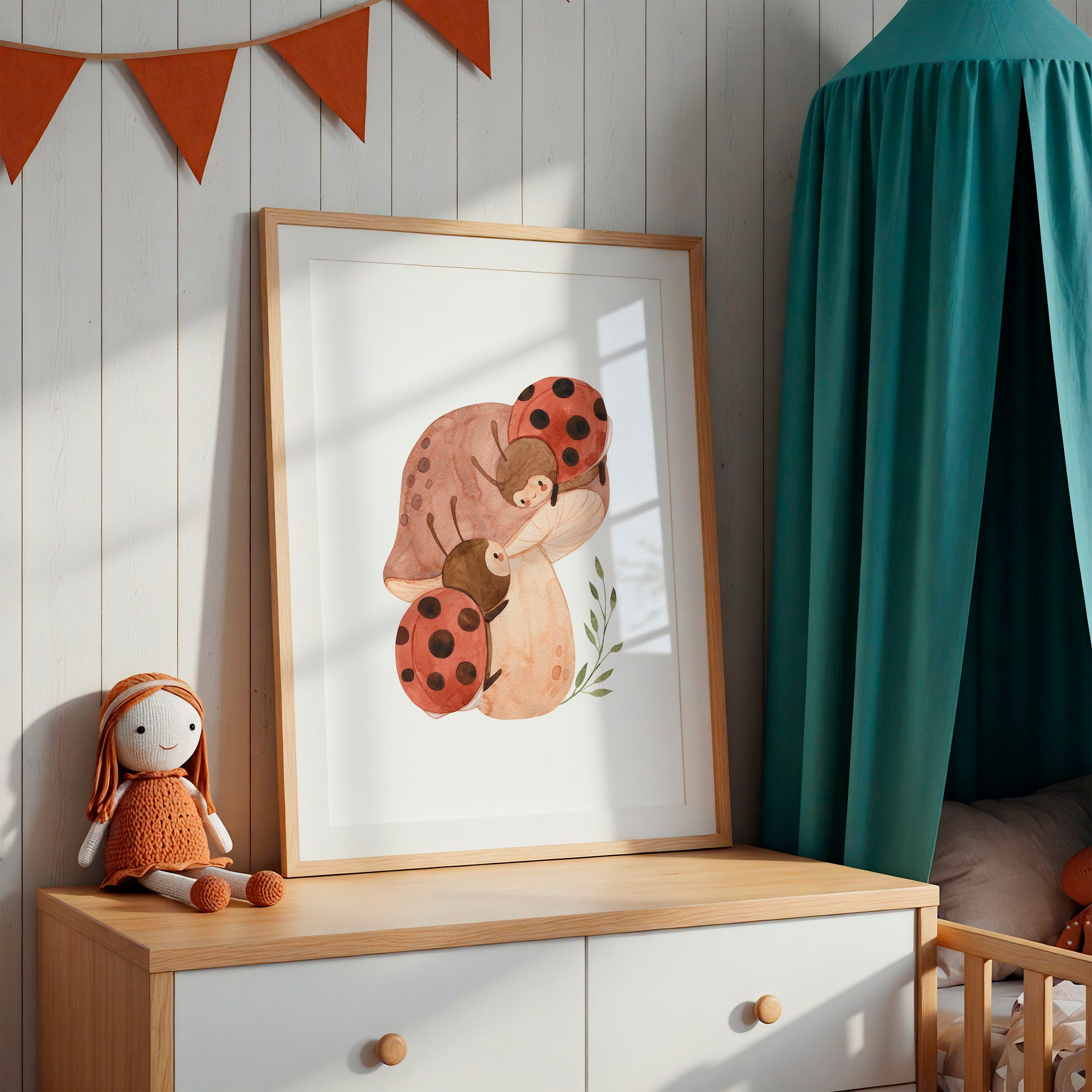 Namensposter personalisiert 3er Set Marienkäfer: Aquarellillustration von zwei Marienkäfern auf Pilzen in einem Holzrahmen, passend für Kinderzimmer, auf einer Kommode platziert.