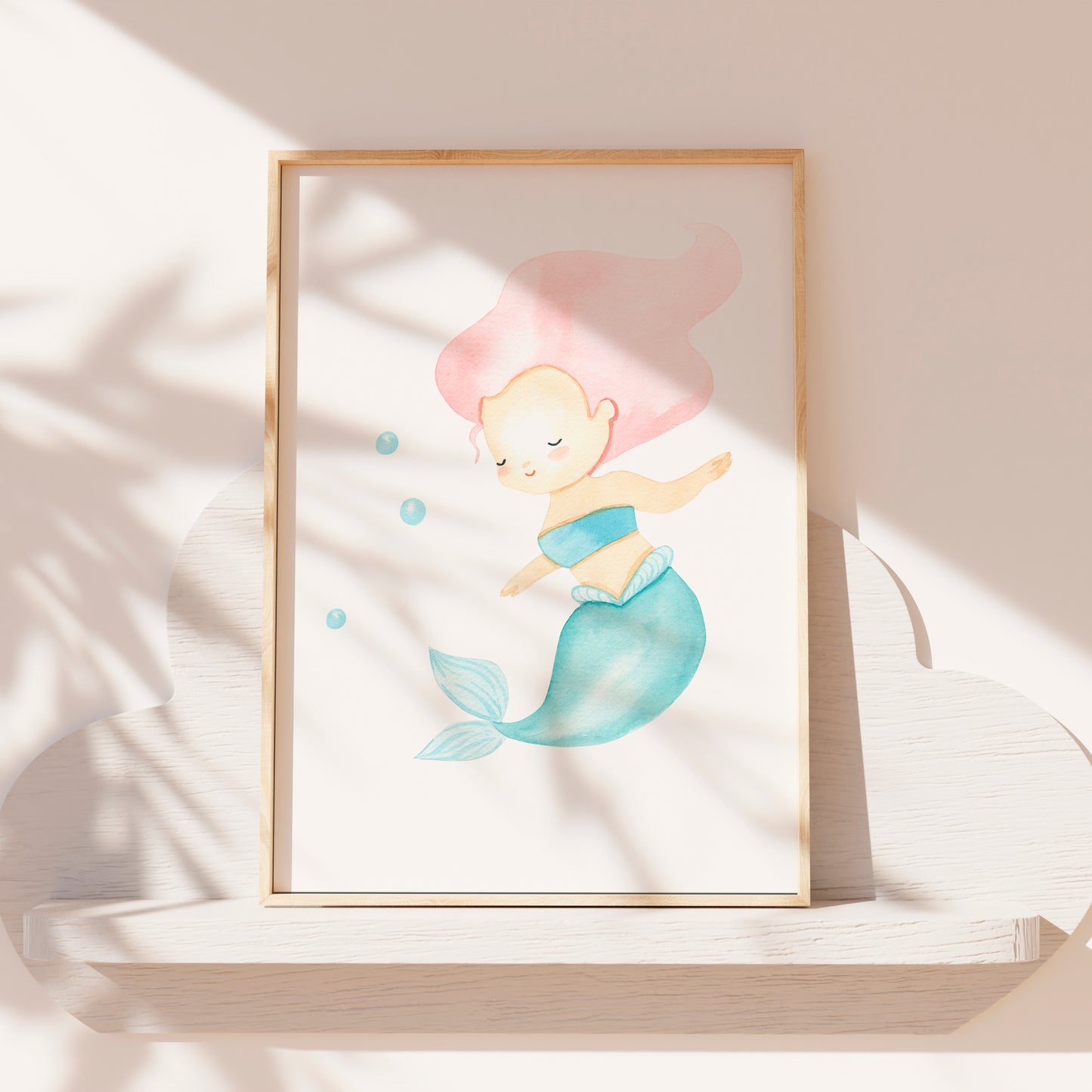 Poster Meerjungfrau rosa A3 & A4, zeigt eine süße Meerjungfrau. Gedruckt auf hochwertigem, mattem 300g Naturpapier, ideal für Kinderzimmerdeko.