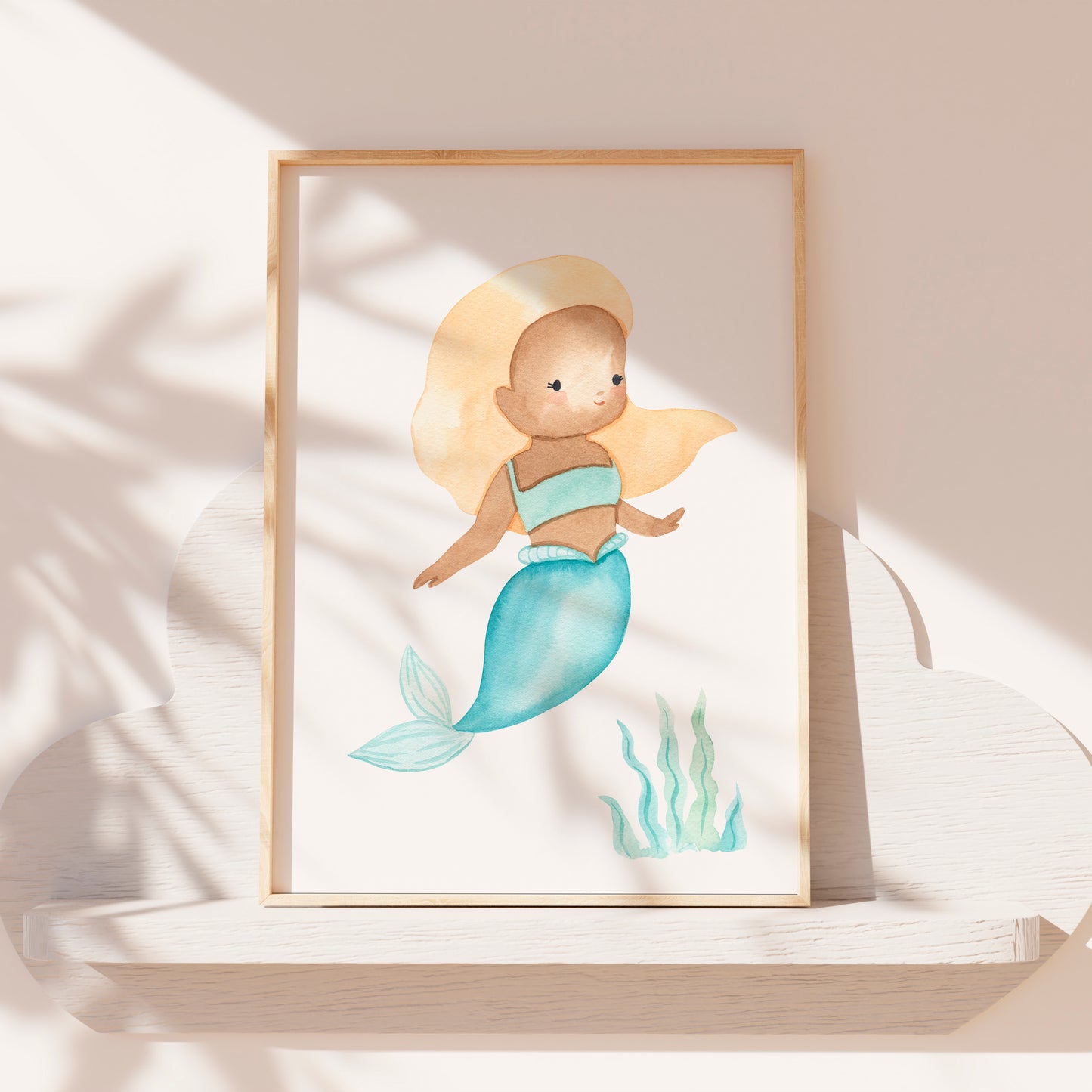 Poster Meerjungfrau blond A3 & A4 zeigt eine bezaubernde Meerjungfrau in Aquarell, ideal als Kinderzimmerdeko. Gedruckt auf hochwertigem, mattem 300g Naturpapier.