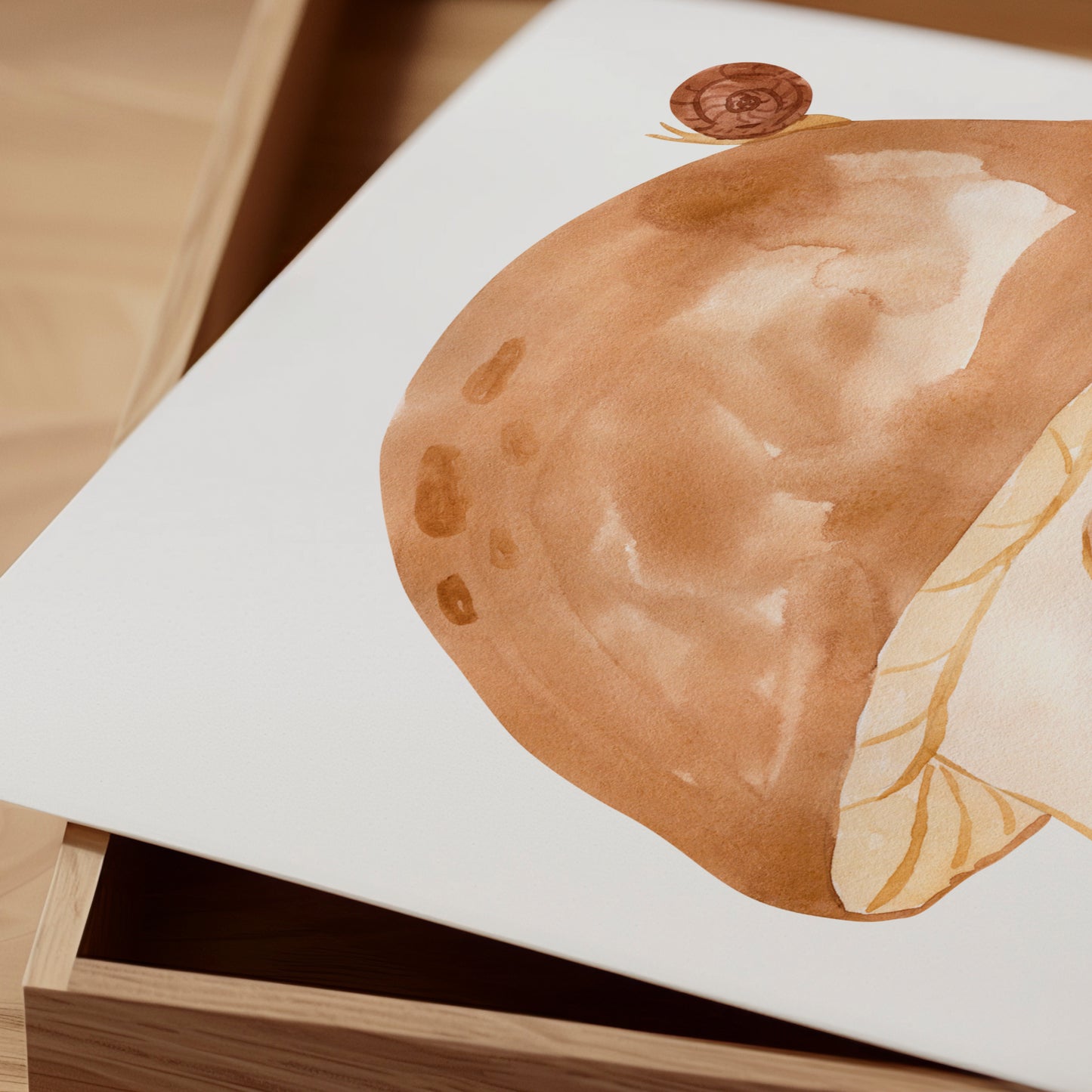 Poster Pilzhaus A4 & A3 zeigt ein gezeichnetes Pilzhaus auf Holzbox, ideal als Kinderzimmerdeko aus hochwertigem Naturpapier in verschiedenen Größen.