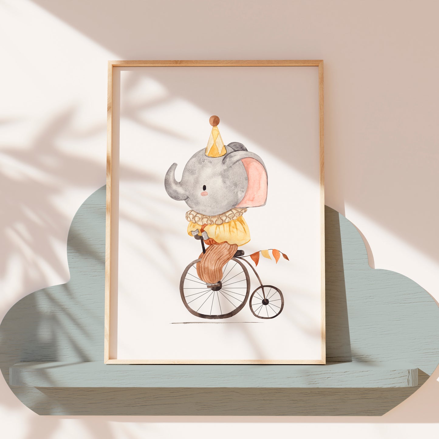 Poster Elefant auf Fahrrad A4 & A3: Handgemaltes Aquarell, Vintage Zirkus Elefant auf einem Fahrrad. Auf hochwertigem, mattem 300g Naturpapier gedruckt. Perfekt für Kinderzimmer. Auf blauem Regal