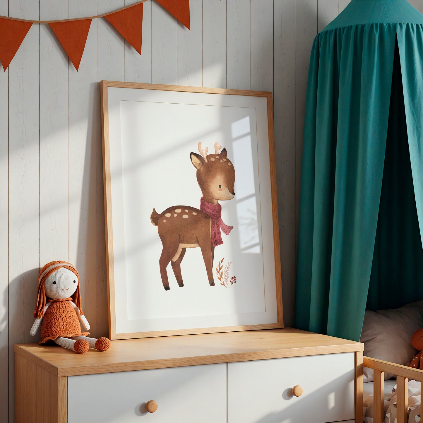 Namensposter personalisiert 3er Set Waldtiere, illustriert mit einem kleinen Reh mit rotem Schal, auf Holzkommode in Kinderzimmer. Perfekt als Geschenk oder Deko.