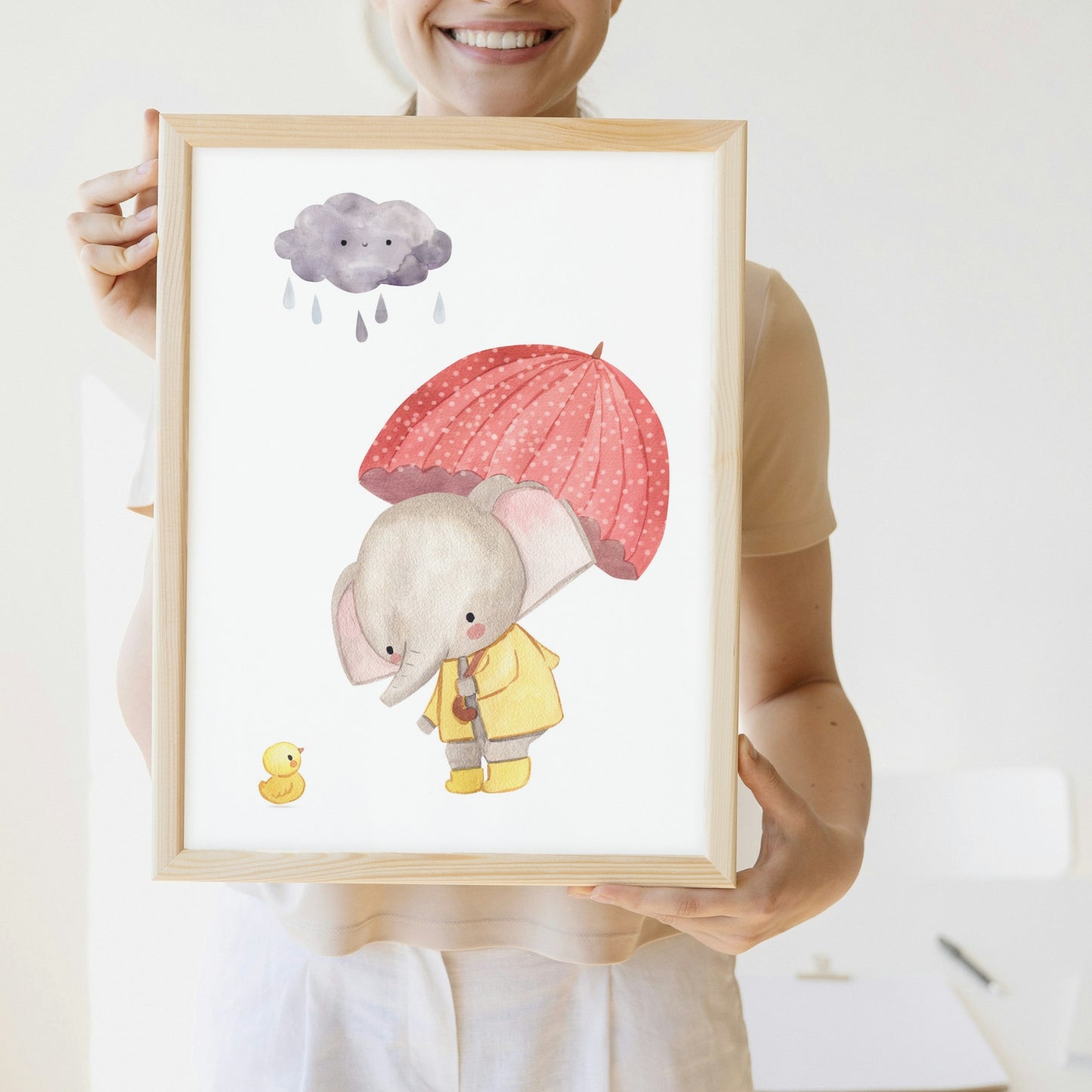 Poster Elefant mit Regenschirm A4 & A3, zeigt einen Elefanten und ein Entchen im Regen, ideal für Kinderzimmerdekoration, gedruckt auf hochwertigem, mattem Naturpapier.