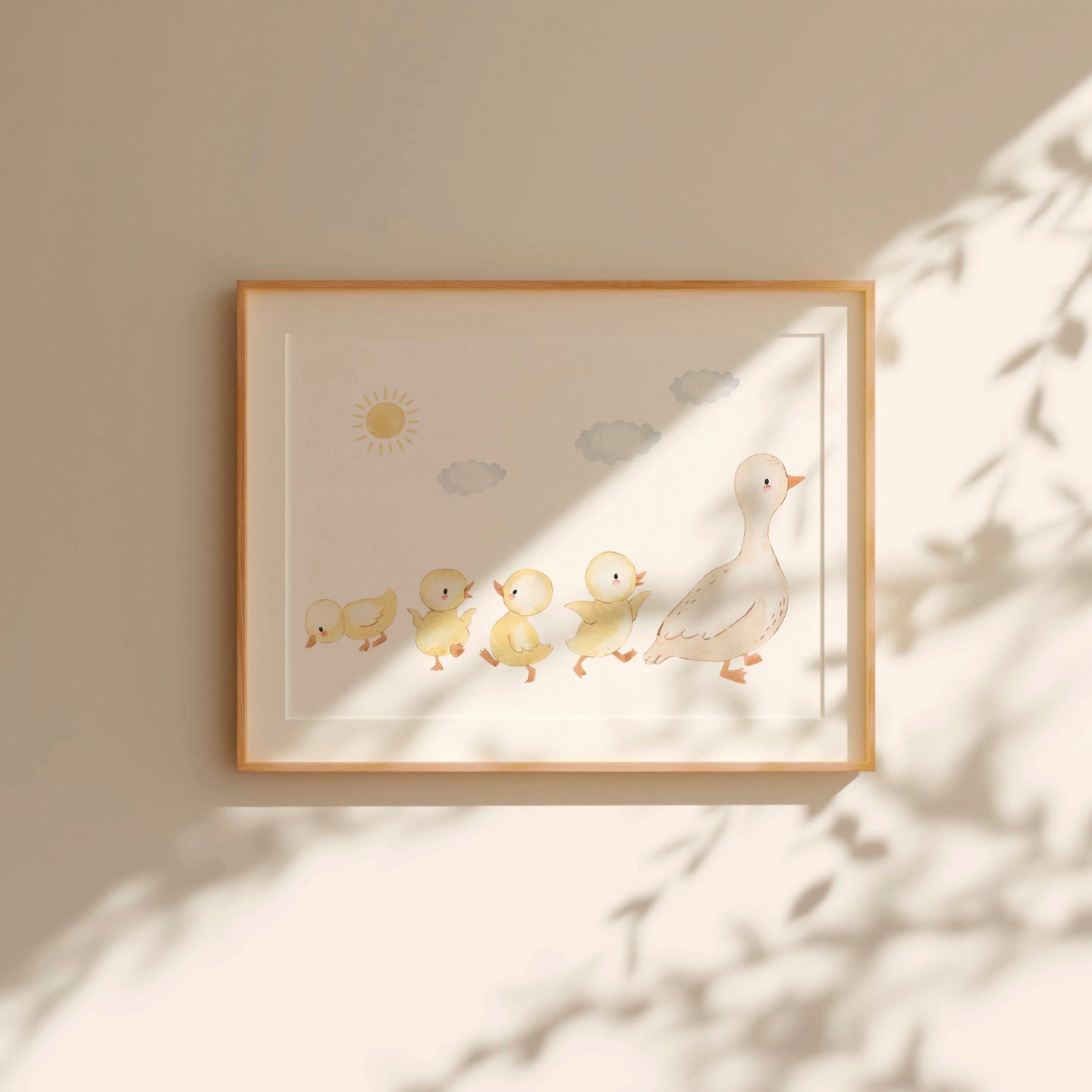 Poster Entenparade A4 & A3: Illustration einer Entenfamilie mit detaillierten Zeichnungen von Enten und Entenküken, perfekt als Kinderzimmerdekoration. Gedruckt auf hochwertigem, mattem Naturpapier. Gerahmt an Wand