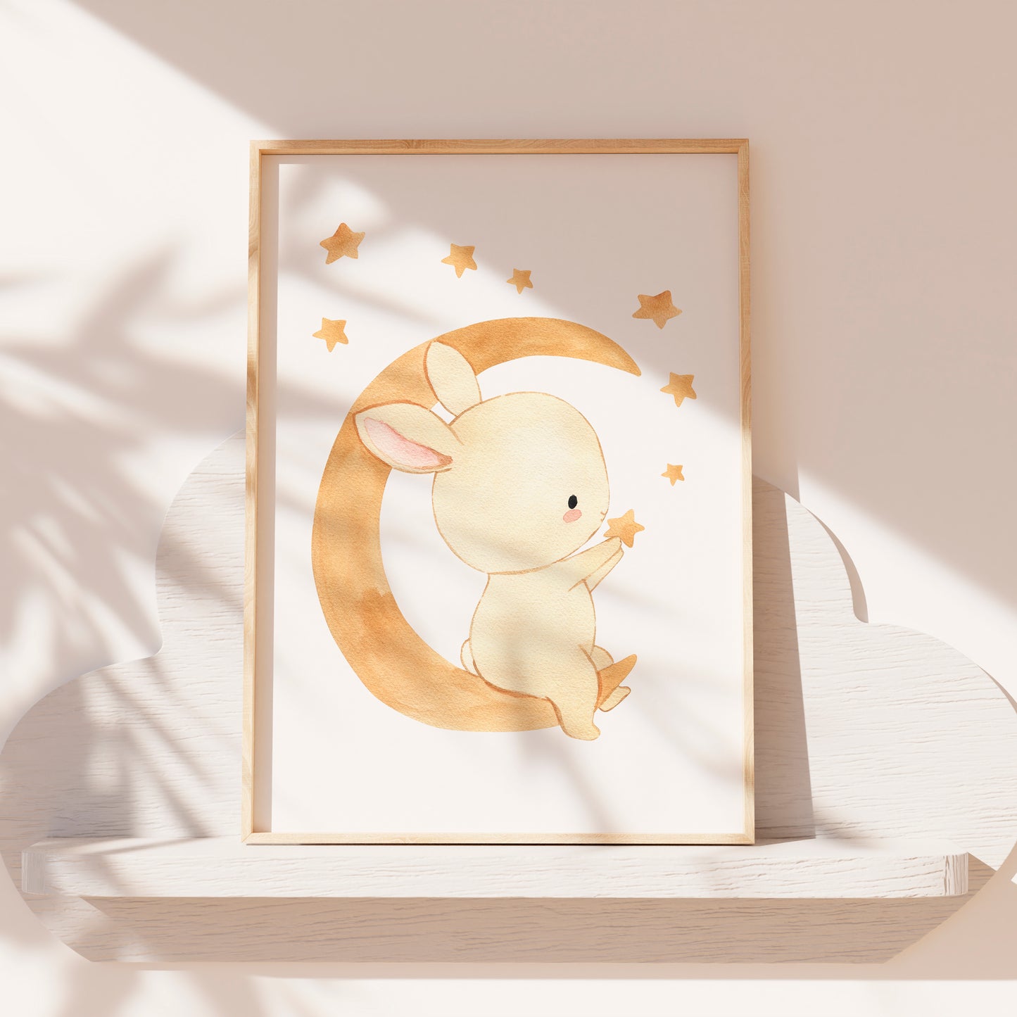 Poster Hase auf dem Mond A4 & A3: Kindliches Design auf hochwertigem, mattem Naturpapier, perfekt für Kinderzimmerdeko. Bilderrahmen nicht enthalten.