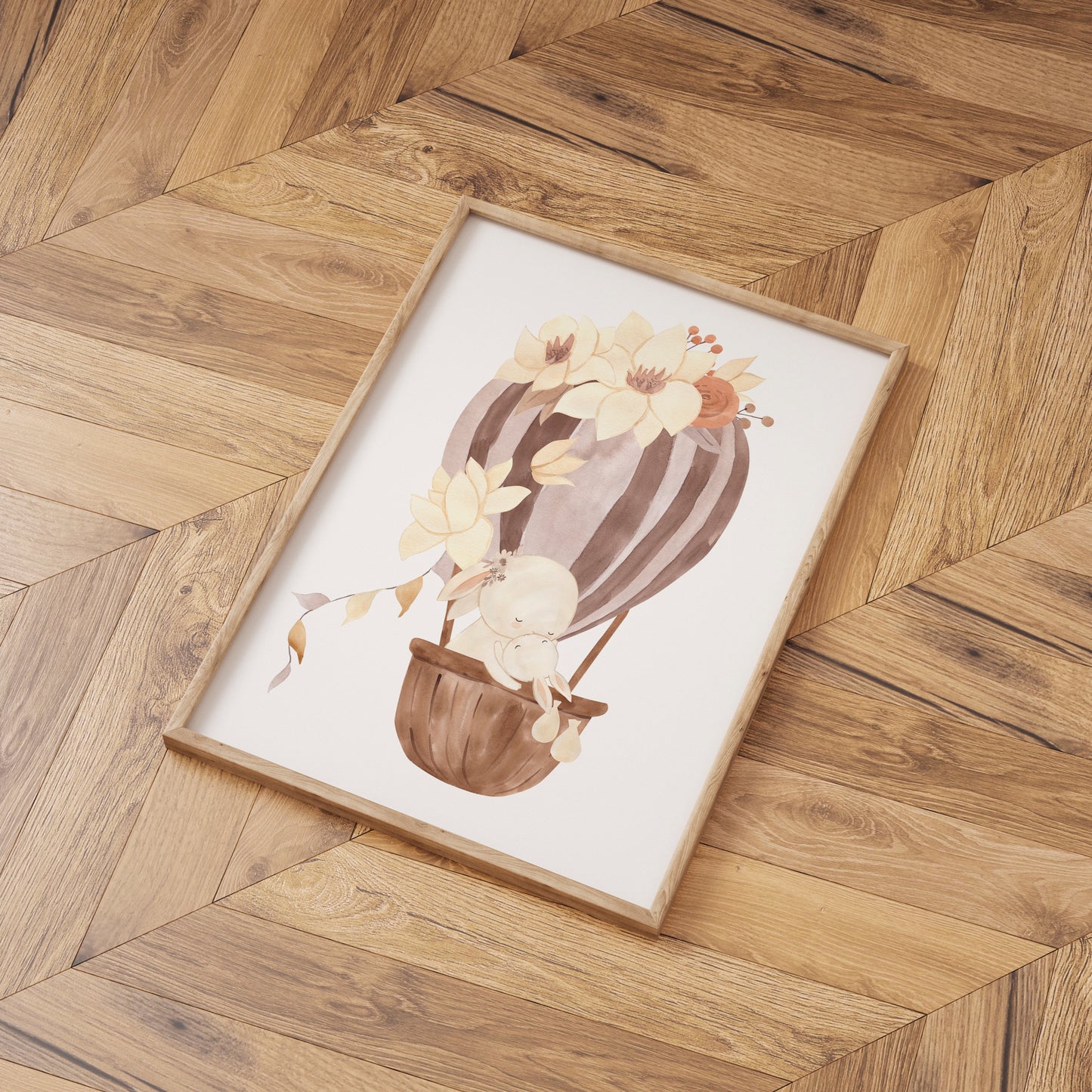 Poster Heißluftballon Mama und Baby Hase A4 & A3: Aquarellbild von Mama Hase und Baby in blumenverziertem Heißluftballon, ideal als Kinderzimmerdeko auf hochwertigem Naturpapier. Gerahmt auf Parkett