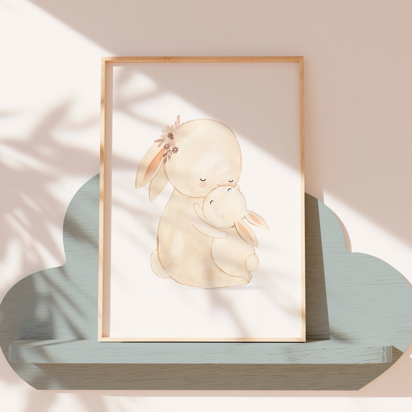 Poster Mama und Baby Hase A4 & A3: Aquarellzeichnung, Mama Hase umarmt Baby, ideal als Kinderzimmerdeko oder Geschenk, auf hochwertigem, mattem Naturpapier gedruckt. Auf blauem Regal