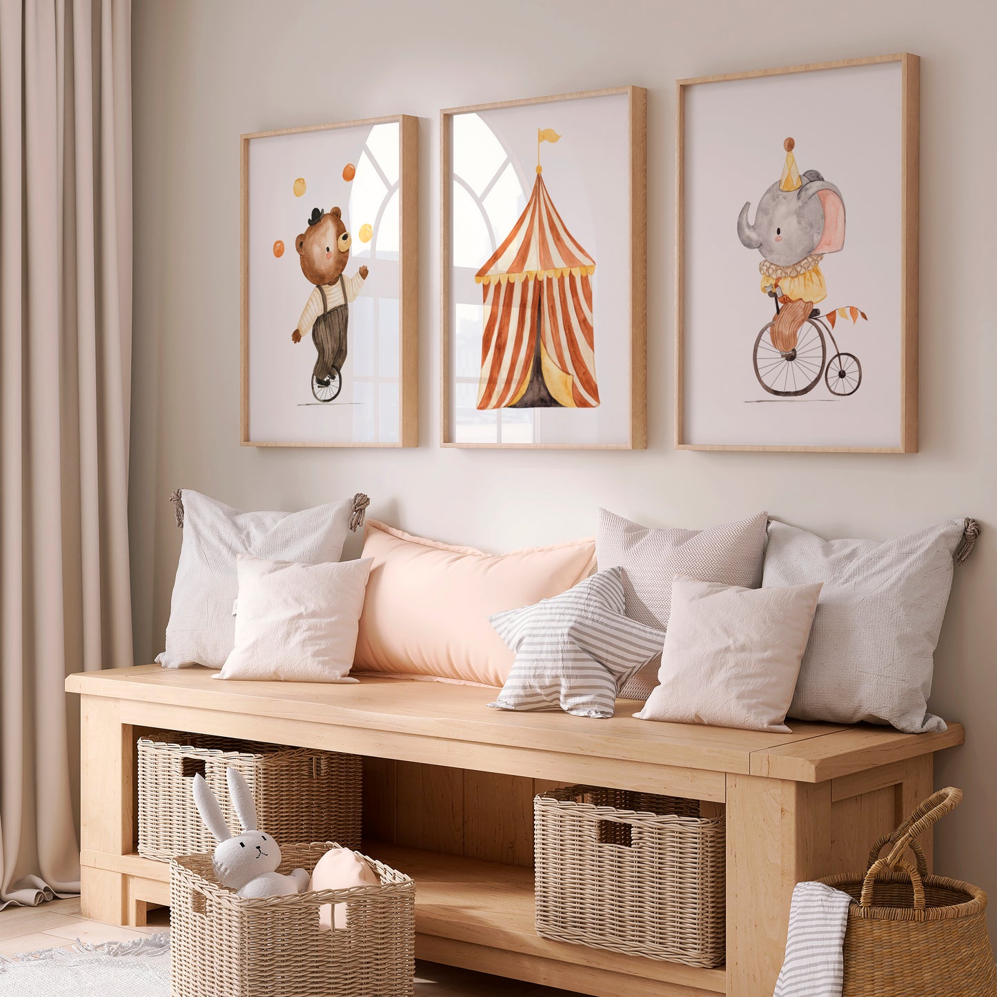 Poster Set Zirkus Bär, Elefant, Zirkuszelt A3 & A4 im Kinderzimmer mit Holzbank, Kissen, Körben und Zirkus-Illustrationen, ideal für fantasievolle Kinderzimmerdekoration.