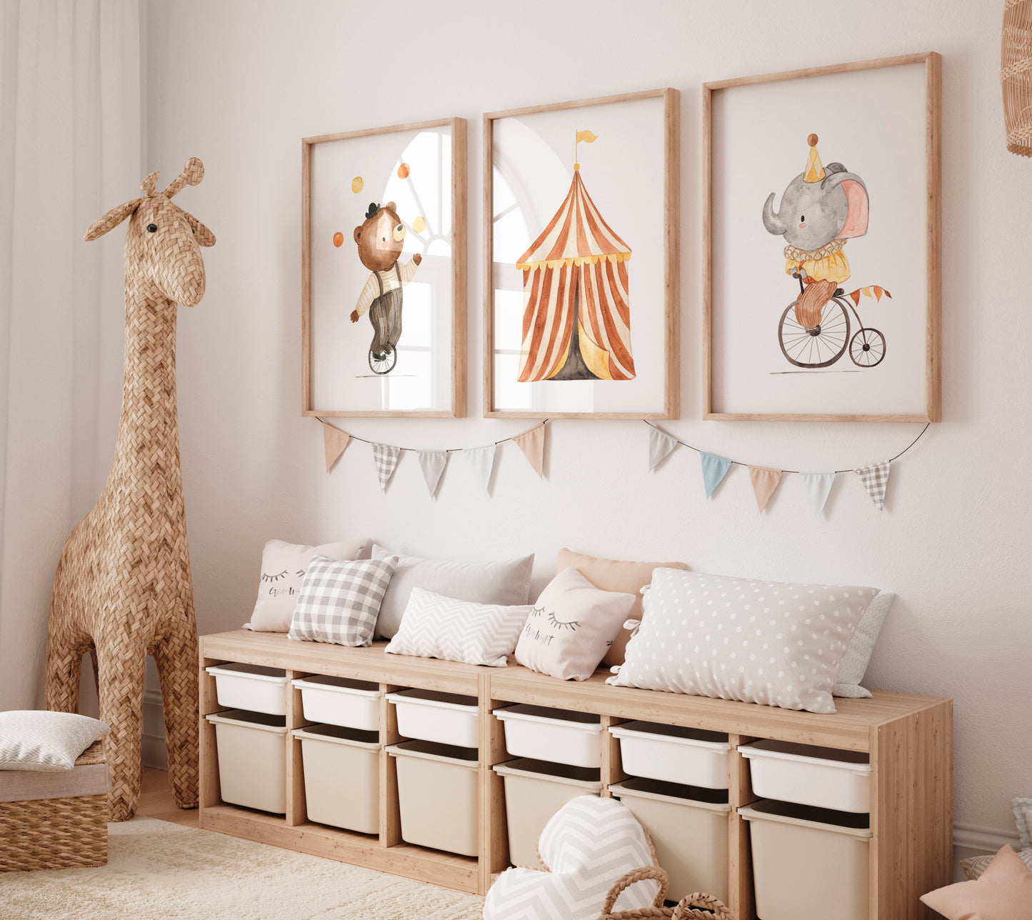 Poster Set Zirkus Bär, Elefant, Zirkuszelt an der Wand eines Kinderzimmers, dekoriert mit Kissen und einer Wimpelkette, neben einer geflochtenen Giraffe.