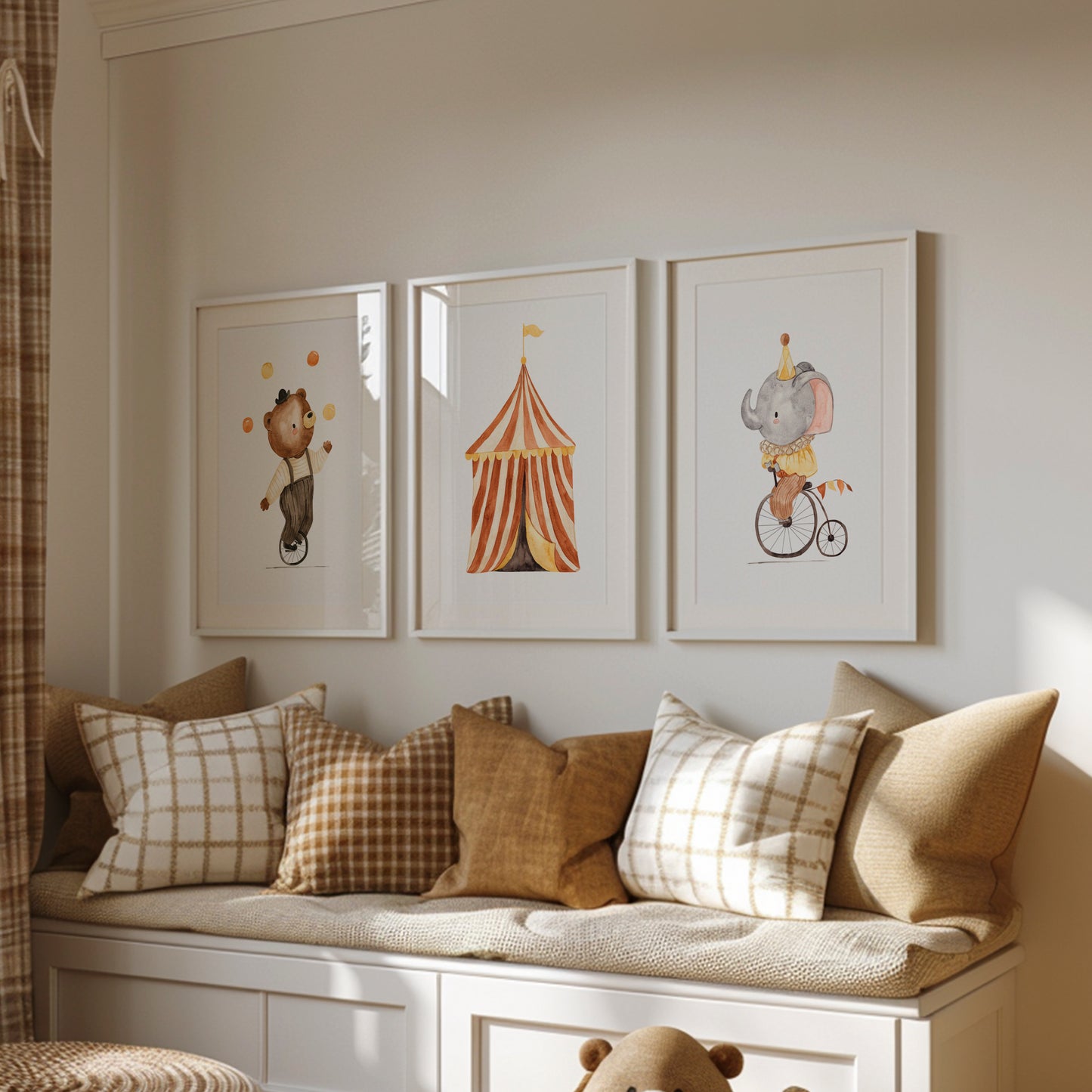 Poster Set Zirkus Bär, Elefant, Zirkuszelt A3 & A4: Drei gerahmte Zirkusdrucke über einer gemütlichen Fensterbank mit Kissen und einem Kuschelbär im Kinderzimmer.