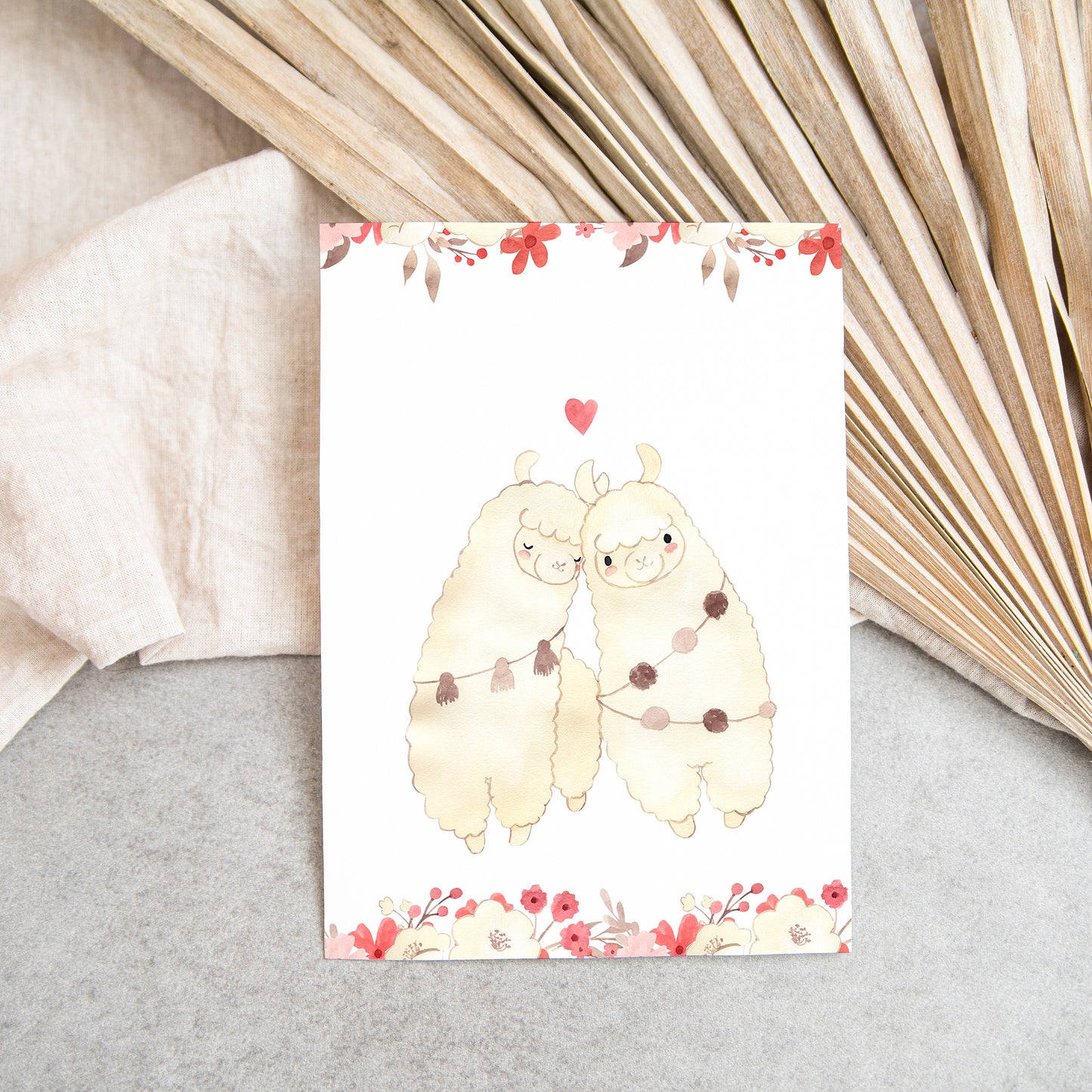 Karte Alpaka Liebe A6: Eine Postkarte mit einem zauberhaftem Alpakamotiv. Perfekt für liebe Grüße oder Glückwünsche zur Hochzeit oder Verlobung.