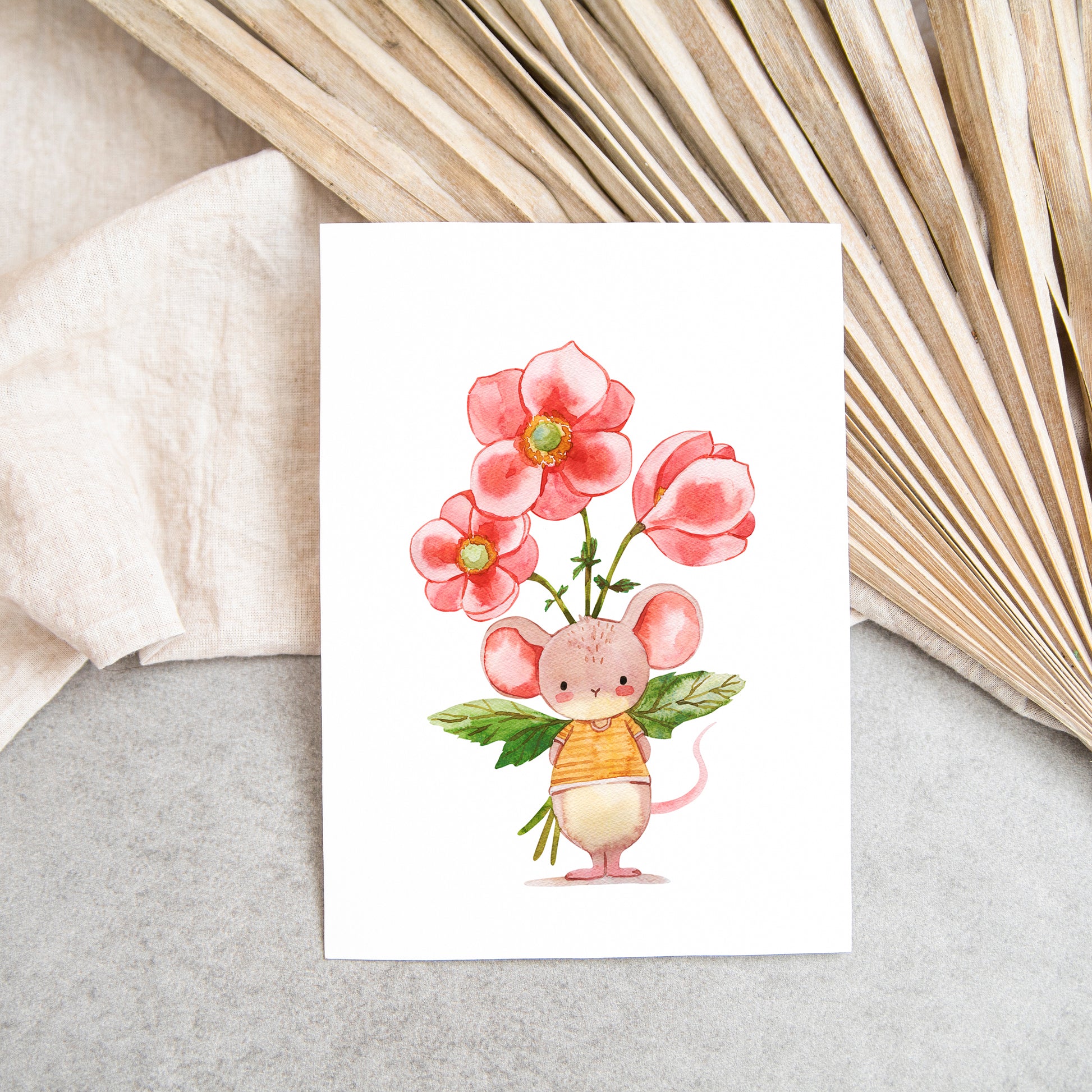 Postkarte Karte Maus mit Blumenstrauß A6 aus mattem 300g Naturpapier, zeigt eine niedliche Maus mit Blumen. Rückseite beschreibbar, Größe: 10,5 x 14,8 cm.
