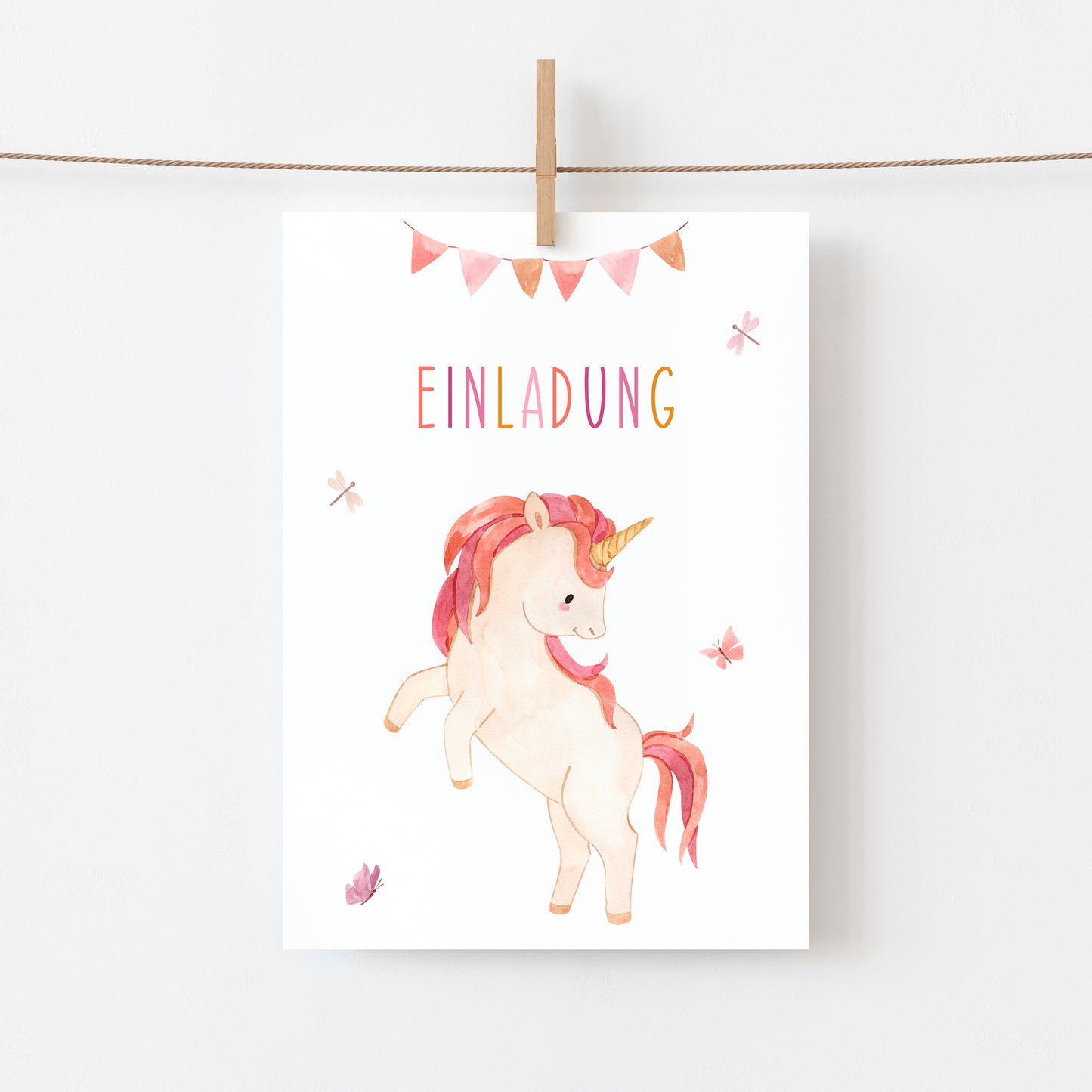 Einladung Kindergeburtstag Einhorn A6 zeigt ein liebevoll gestaltetes Aquarell-Einhorn auf hochwertigem, mattem Naturpapier. Perfekt für unvergessliche Kindergeburtstage.