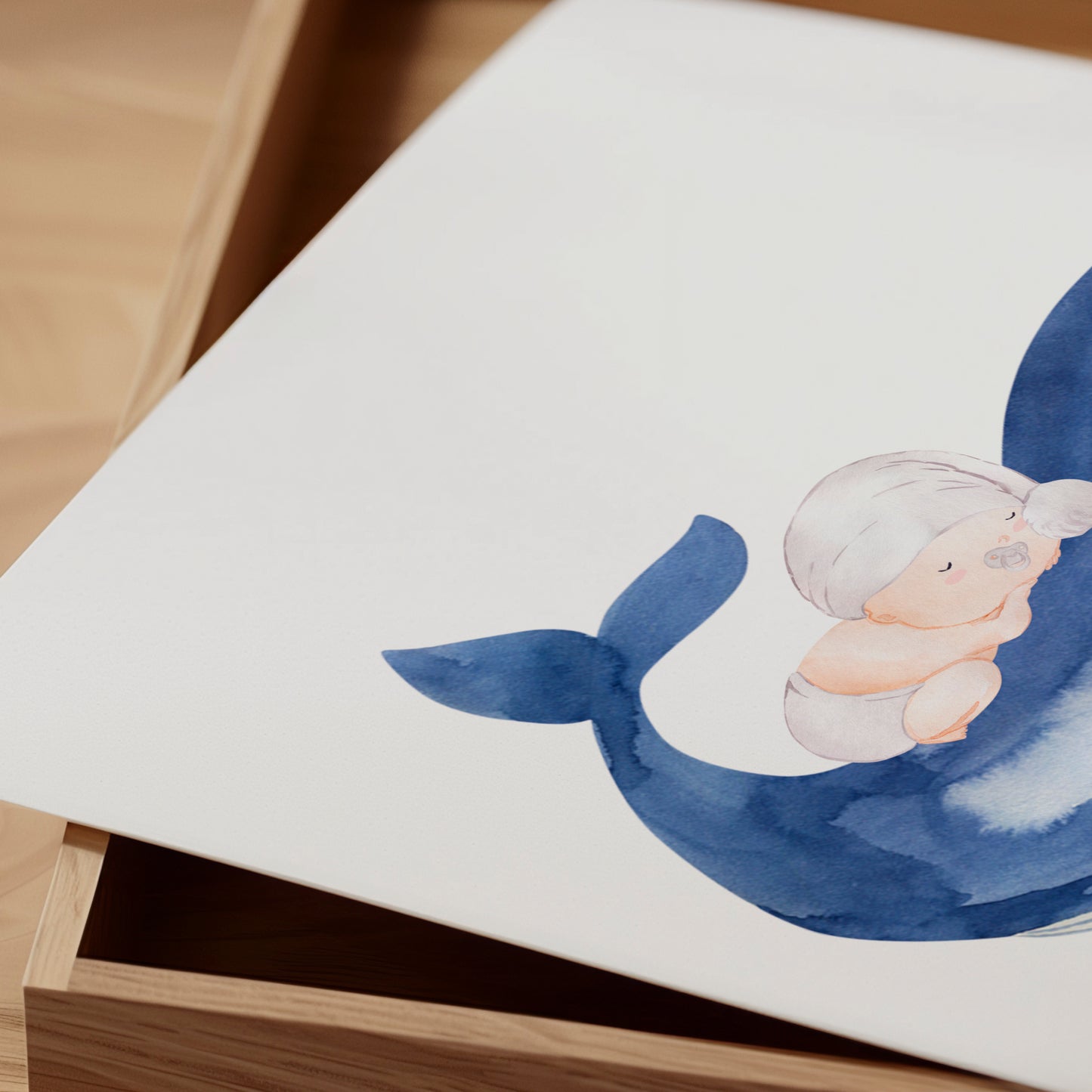 Poster Baby mit Wal A4 & A3: Ein schlafendes Baby auf einem gezeichneten Wal, ideal als Kinderzimmerdeko oder Geschenk zur Geburt, auf hochwertigem 300g Naturpapier gedruckt. Nahaufnahme