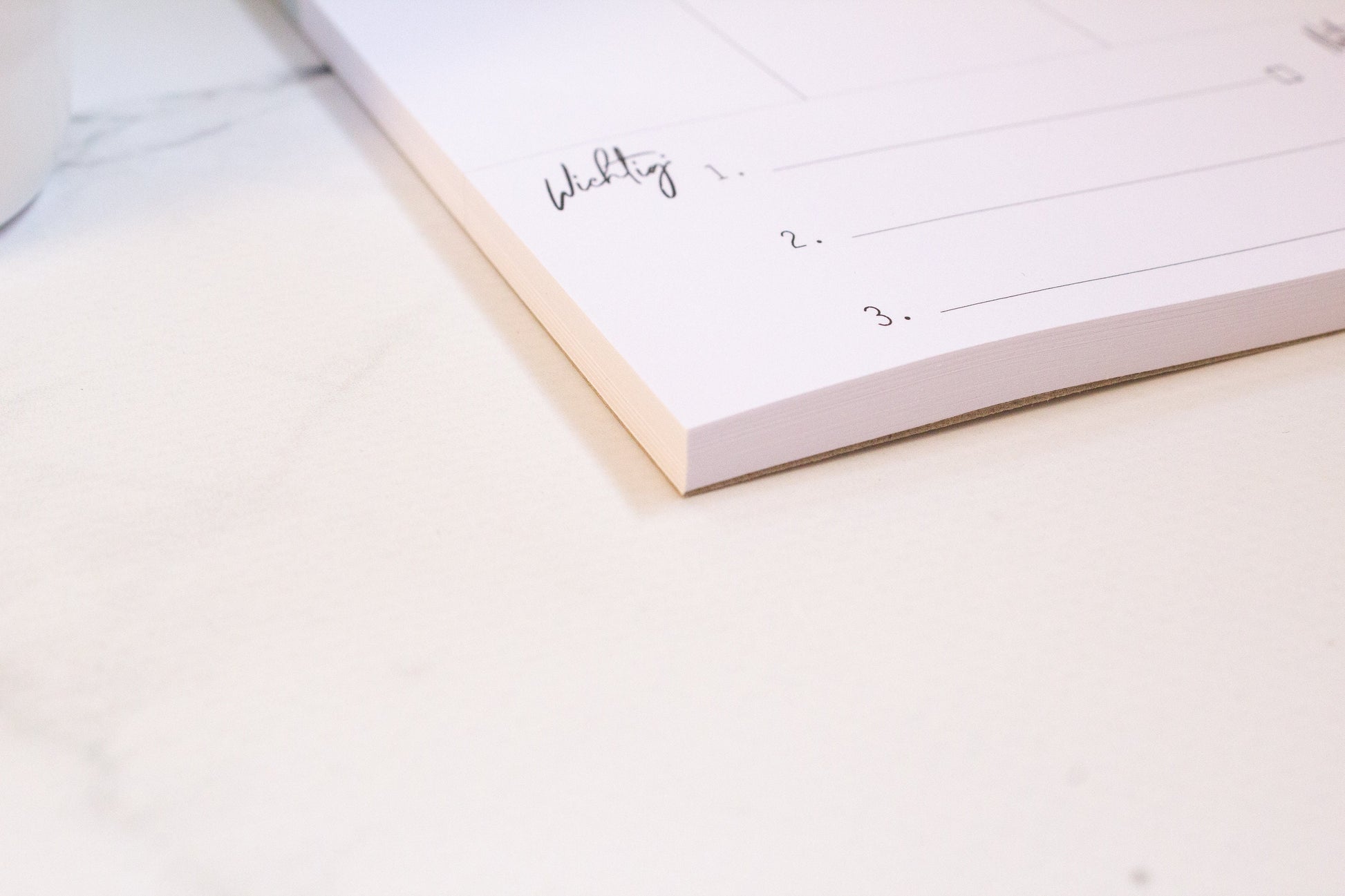 Nahaufnahme des Wochenplaners Pflanzen A5 Block mit handgemalten Illustrationen, ideal für Termine, To-dos und Notizen. 50 Blatt, Leimblock zum Abreißen, stabiles Naturpapier.