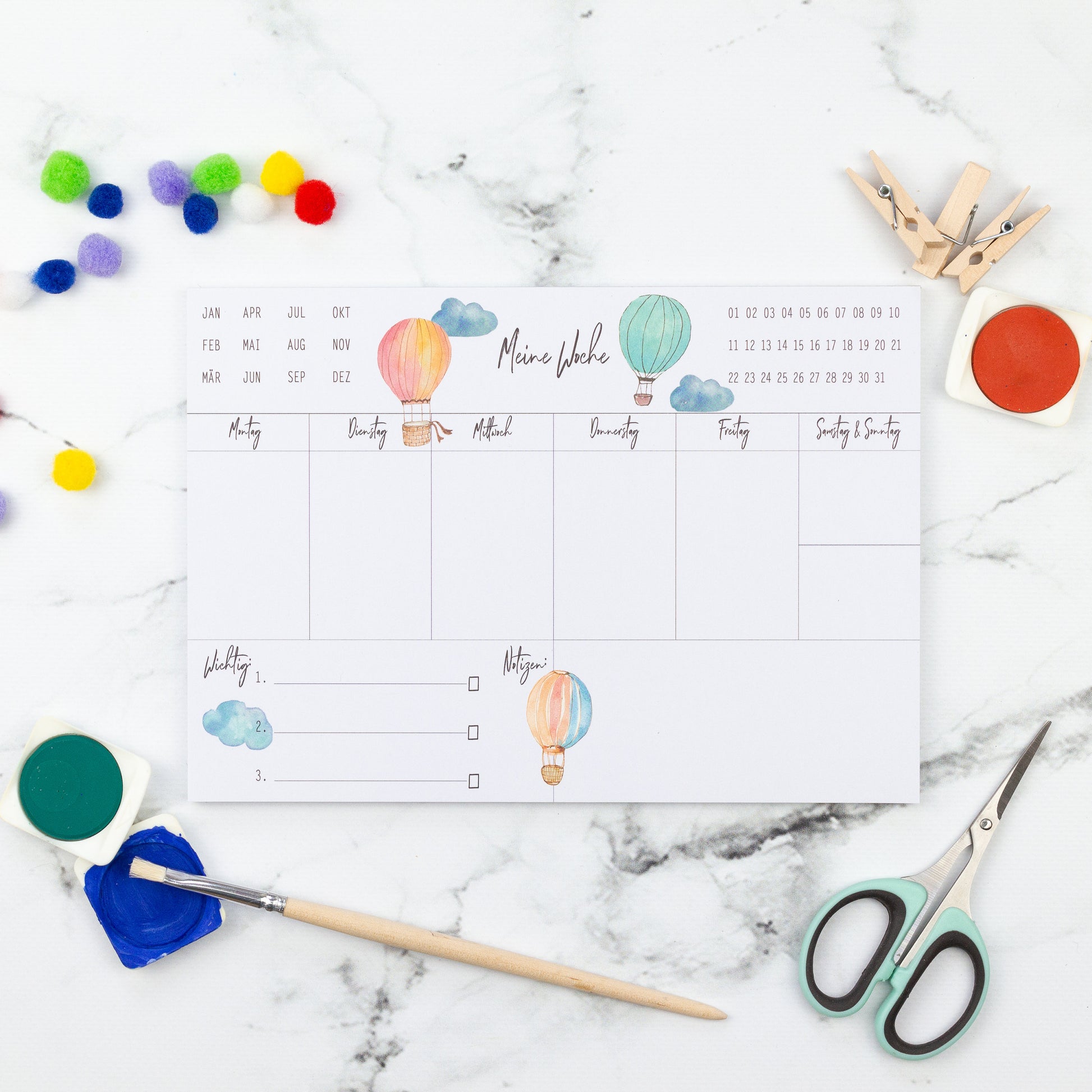 Wochenplaner Heißluftballons A5 Block zeigt handgemalte Heißluftballons und bietet Platz für Termine, Notizen und To-dos. Enthält 50 Blätter Naturpapier.