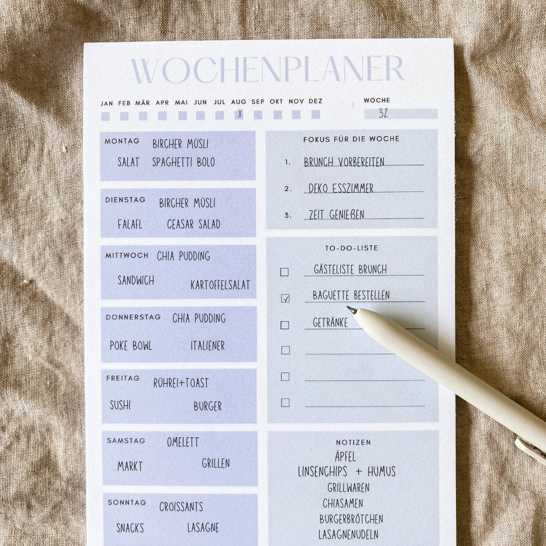 Wochenplaner Hellblau A5 Block auf Papier mit handschriftlichen Notizen, ideal für Termine, To-dos und Wochenübersicht. Hochwertiges Naturpapier, 50 Blatt, beschreib- und bestempelbar.