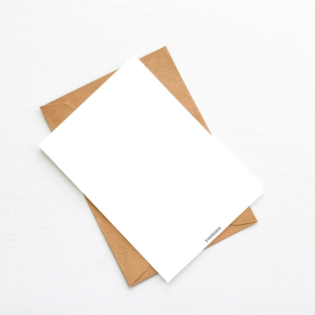 Karte Pilzhaus A6, weiße Postkarte auf braunem Umschlag, hochwertiges mattes Naturpapier, beschreibbare Rückseite, keine Dekoration im Lieferumfang, Umschlag optional.