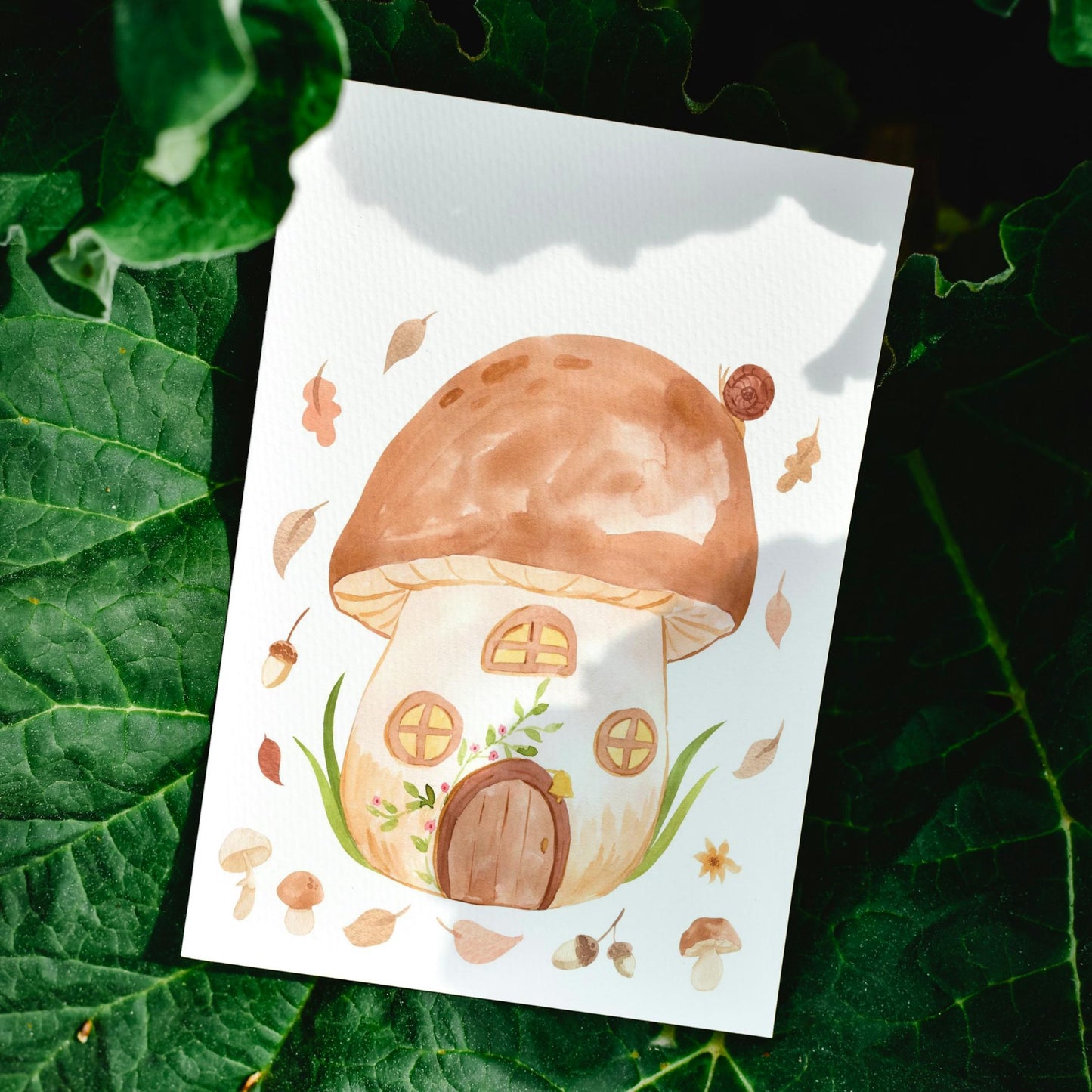 Pilzhaus Aquarell Karte A6, auf Blättern, ideal für Grüße oder als Herbstdekoration, gedruckt auf hochwertigem 300g Naturpapier.