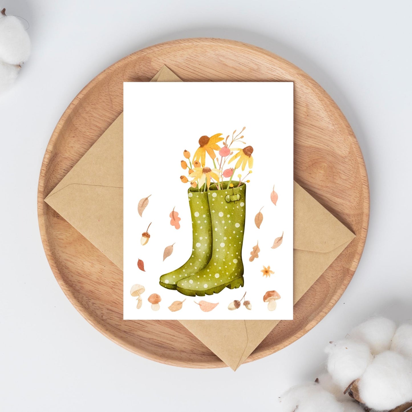 Postkarten-Set Herbstliebe 6 Karten A6: Eine Karte mit Blumenmotiv und grünen Gummistiefeln auf einem Holzuntergrund. Hochwertiges Naturpapier, matt, beschreib- und bestempelbar.