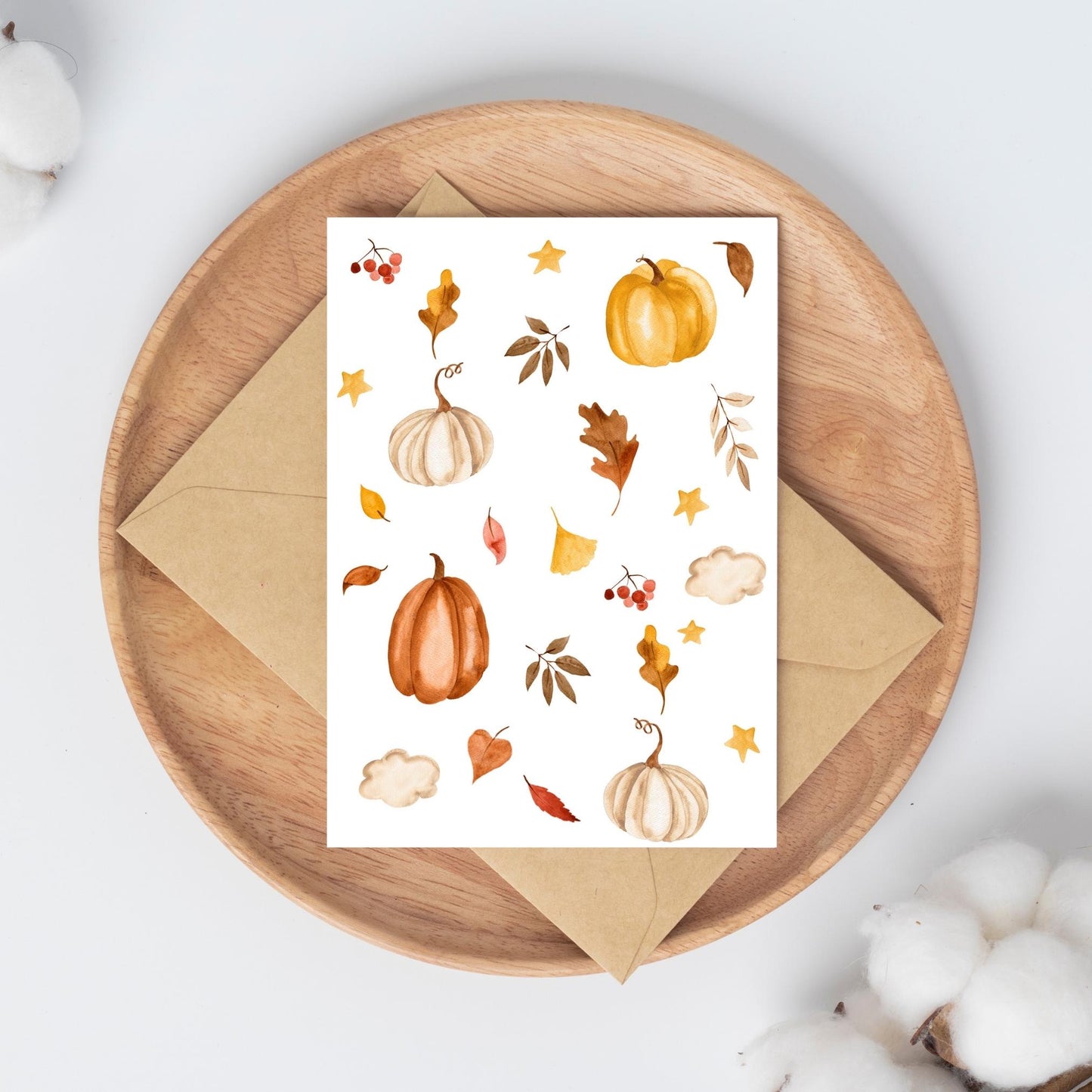 Postkarten-Set Herbstliebe 6 Karten A6: Aquarell-Kürbisse und Blätter auf einer Holzplatte, ideal für Grüße und Herbstdekoration, gedruckt auf hochwertigem Naturpapier.
