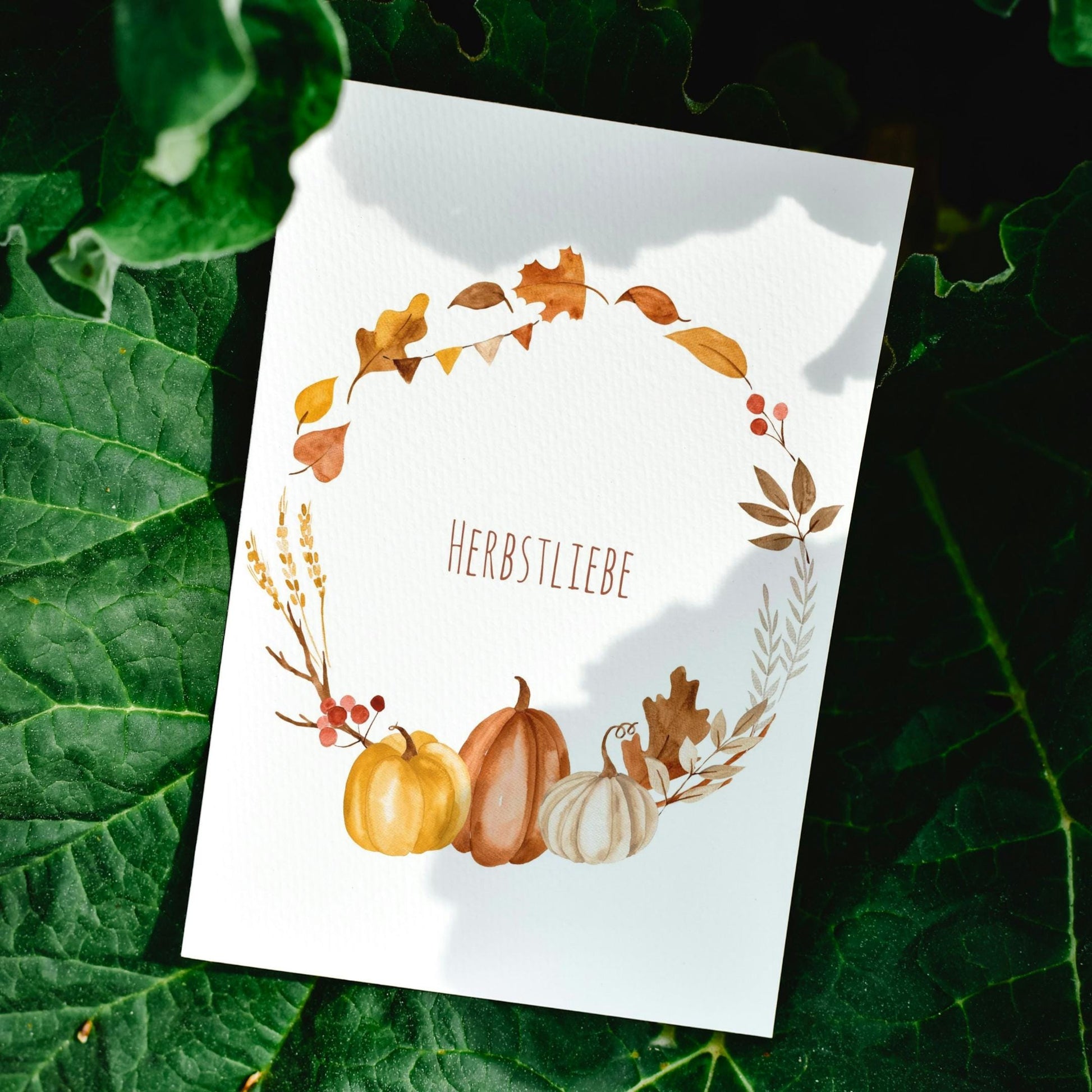 Postkarte mit Herbstkranz aus Kürbissen und Blättern, A6-Format, auf hochwertigem, mattem Naturpapier gedruckt. Perfekt für Grüße oder als Herbstdekoration.