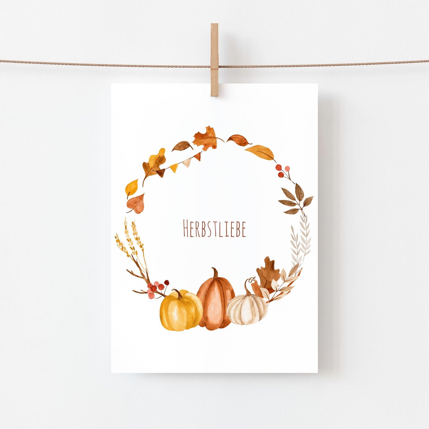 Postkarte Karte Herbstliebe Herbstkranz & Kürbis A6 zeigt einen Kranz aus Kürbissen und Blättern, gedruckt auf hochwertigem, mattem Naturpapier.
