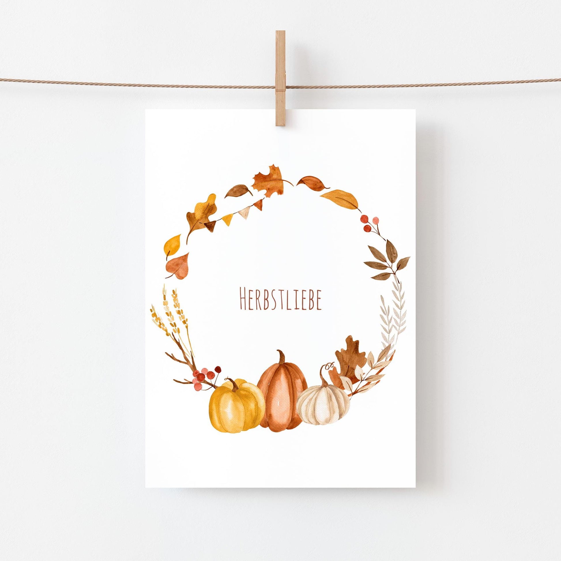 Postkarte Karte Herbstliebe Herbstkranz & Kürbis A6 zeigt einen Kranz aus Kürbissen und Blättern, gedruckt auf hochwertigem, mattem Naturpapier.