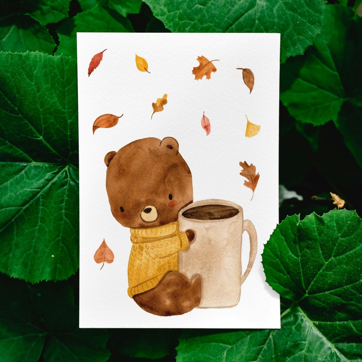 Karte Bär & Herbstlaub A6: Aquarell-Illustration, Bär, der eine Kaffeetasse hält, umgeben von Herbstlaub. Gedruckt auf hochwertigem, mattem Naturpapier.