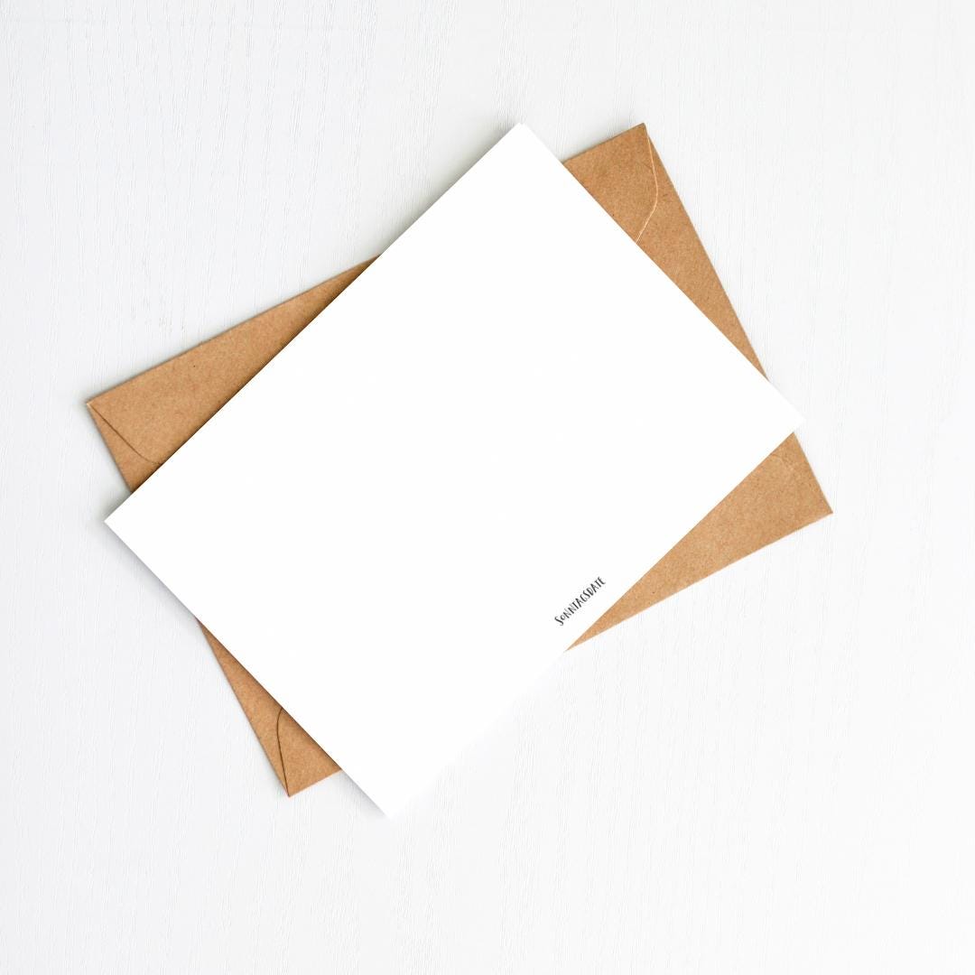 Karte Bär & Camping A6: Weiße Postkarte mit Bärenmotiv beim Lagerfeuer, brauner Umschlag, gedruckt auf mattem 300g Naturpapier.