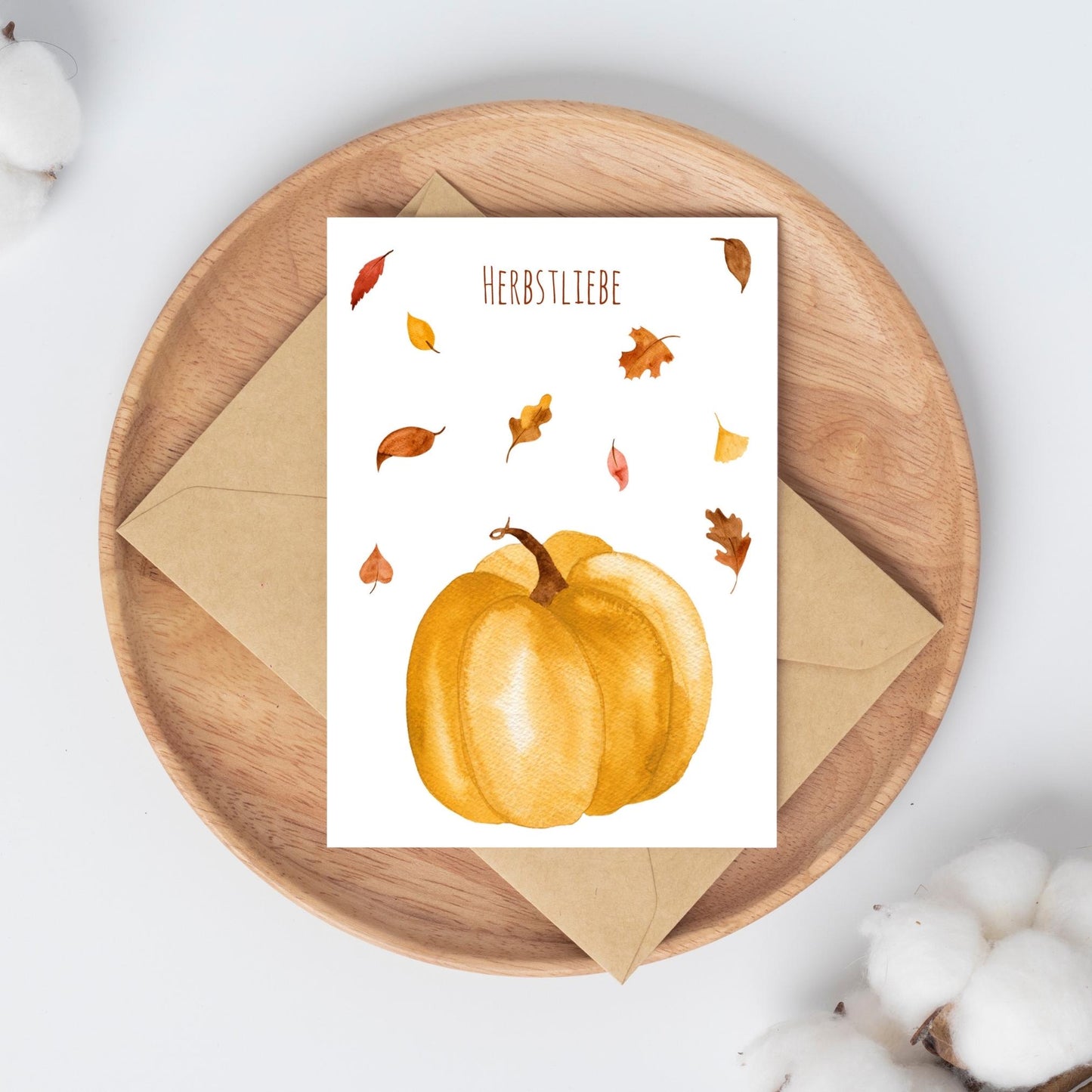 Postkarten-Set Herbstliebe 6 Karten A6: Karte mit Kürbis und Herbstlaub auf einem Teller und Umschlag.