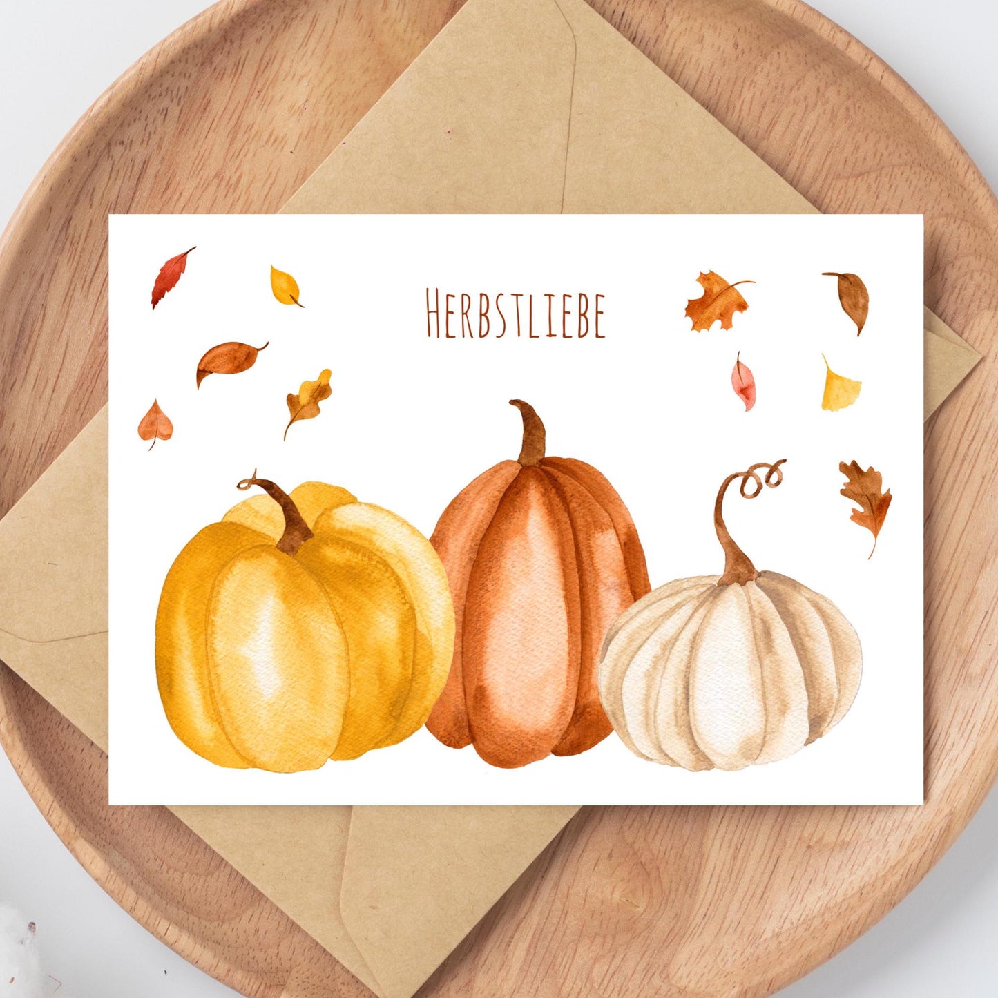 Postkarten-Set Herbstliebe 6 Karten A6: Kürbisse und Blätter Karte auf einem Holzteller, gedruckt auf hochwertigem, mattem 300g Naturpapier, perfekt für Herbstgrüße.