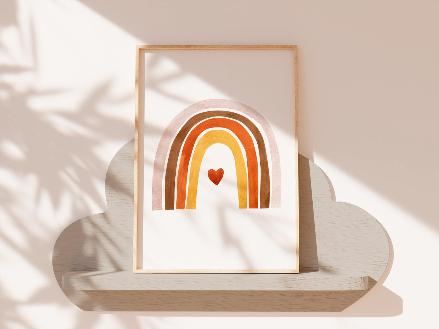 Poster Regenbogen mit Herz A4 & A3: Aquarell-Regenbogen mit Herz in einem Bilderrahmen auf einem Regal, ideal für Kinderzimmerdeko.