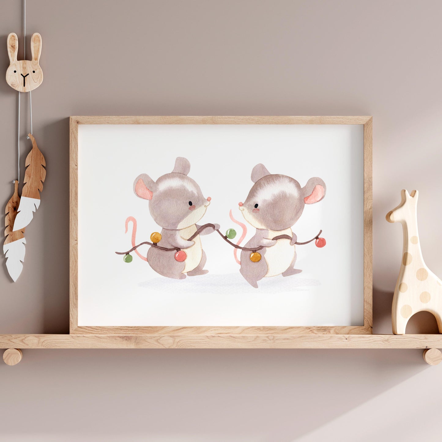 Weihnachtsposter Mäuse A3, A4 & A5: Handgemaltes Bild von zwei Mäusen mit Lichterkette, ideal als Weihnachtsdekoration im Kinderzimmer, auf hochwertigem Naturpapier. Rahmen auf Regal.