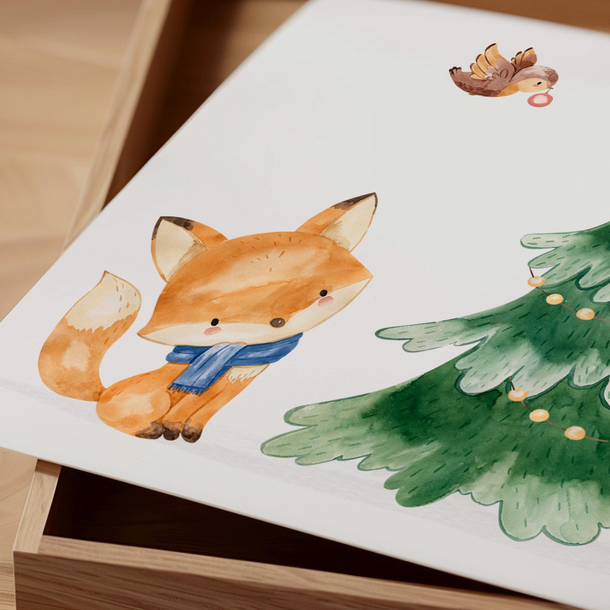 Weihnachtsposter Tiere A3, A4 & A5: Handgemaltes Poster mit einem Fuchs unter einem Weihnachtsbaum, ideal als Kinderzimmerdeko oder Geschenk zur Weihnachtszeit.