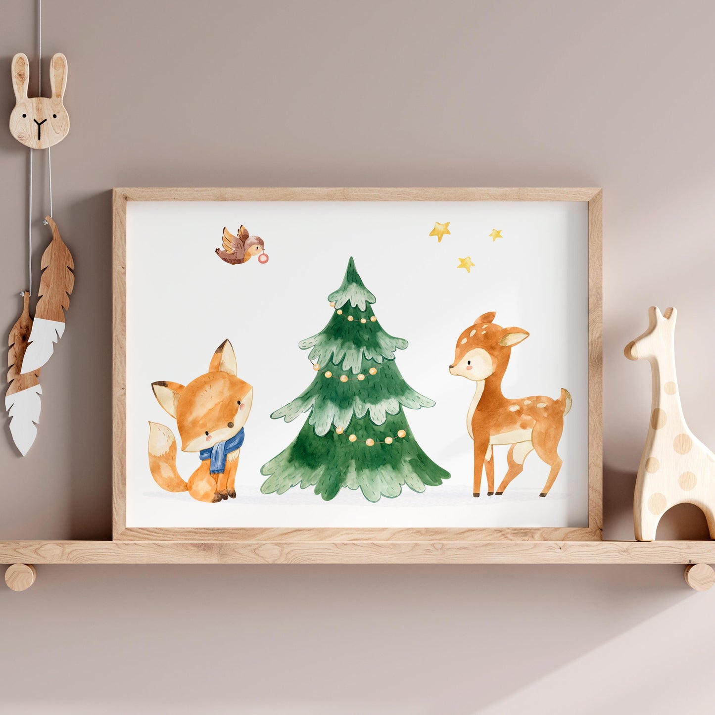 Weihnachtsposter Tiere A3, A4 & A5: Handgemaltes Poster mit Tieren unter einem Weihnachtsbaum, ideal für Kinderzimmerdeko oder als Geschenk. Gerahmt auf einem Regal.