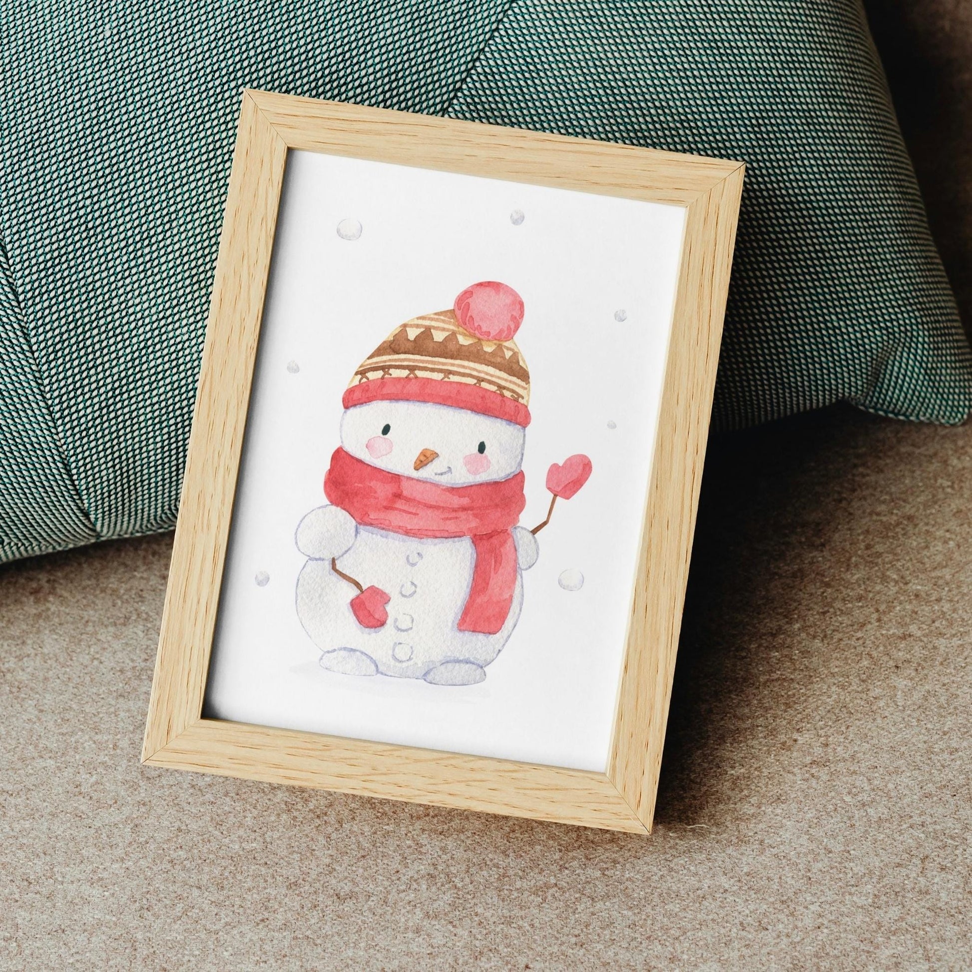 Weihnachtsposter Schneemann A3, A4 & A5: Handgemaltes Schneemann-Motiv in einem Holzrahmen, ideal als Kinderzimmerdeko oder Weihnachtsgeschenk, gedruckt auf hochwertigem Naturpapier.