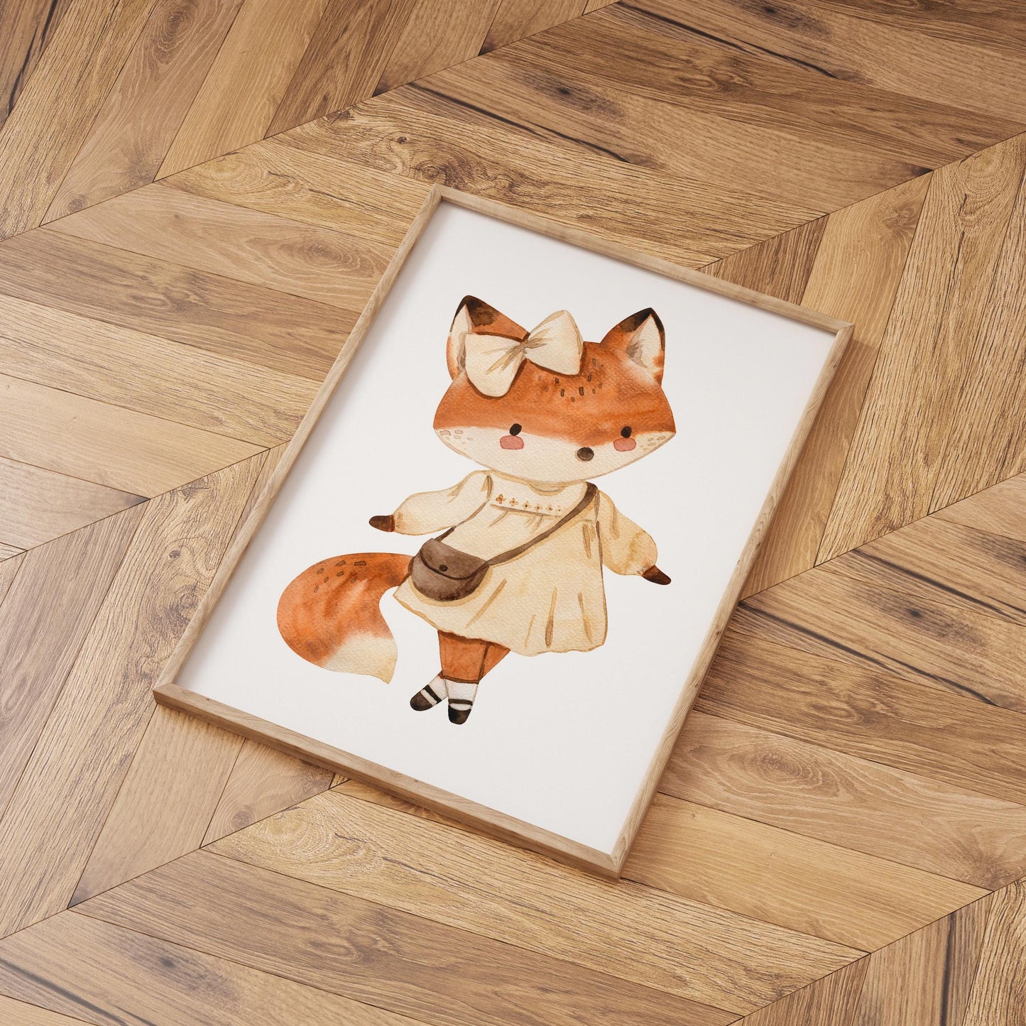 Poster Füchsin Vintage A3 & A4: Ein handgemaltes, gerahmtes Bild einer Füchsin auf Holzfußboden, ideal für Kinderzimmerdekoration, gedruckt auf hochwertigem, mattem Naturpapier.