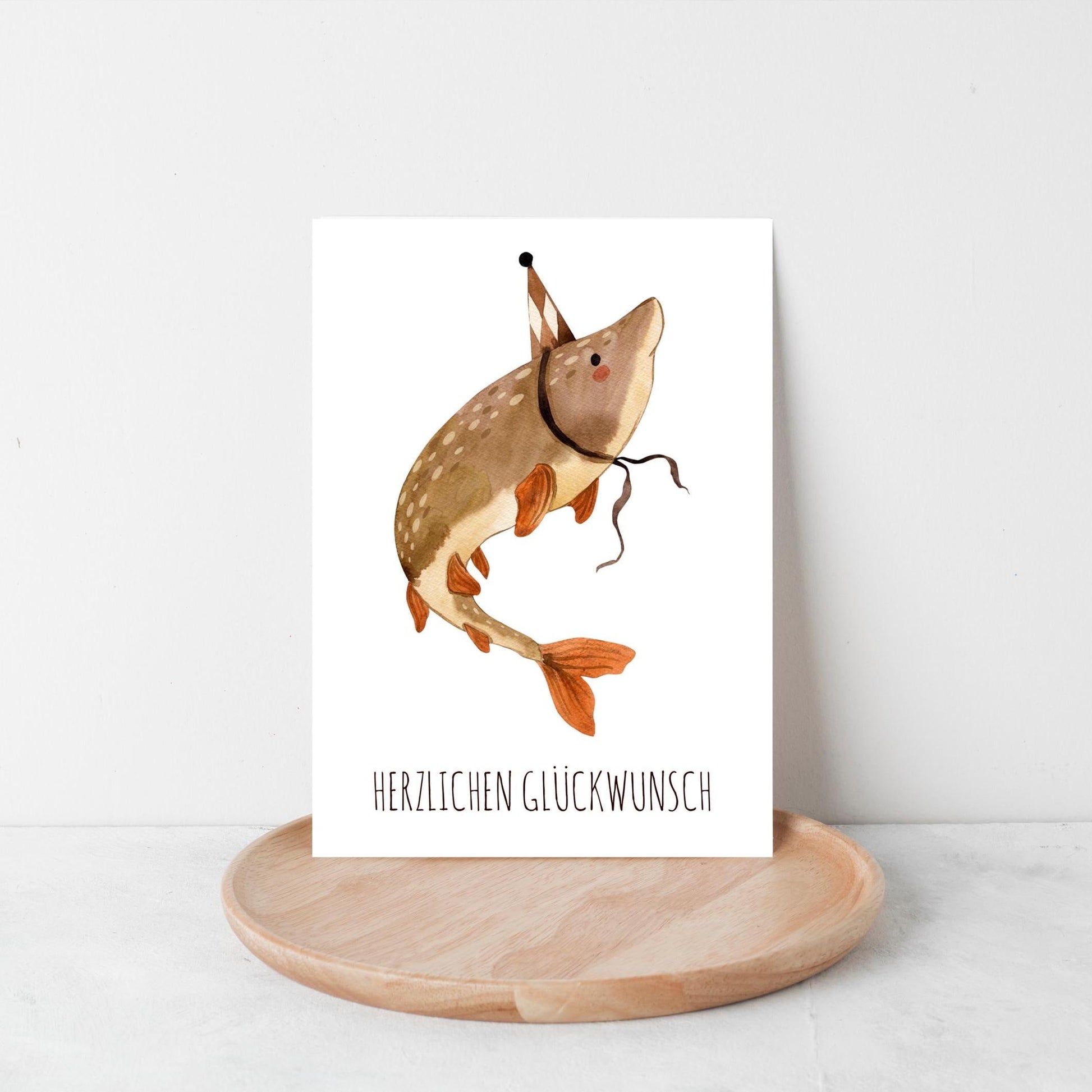 Karte Fisch Herzlichen Glückwunsch A6 zeigt einen Fisch mit Partyhut auf handgefertigtem Naturpapier, ideal für Kindergeburtstagsgrüße.