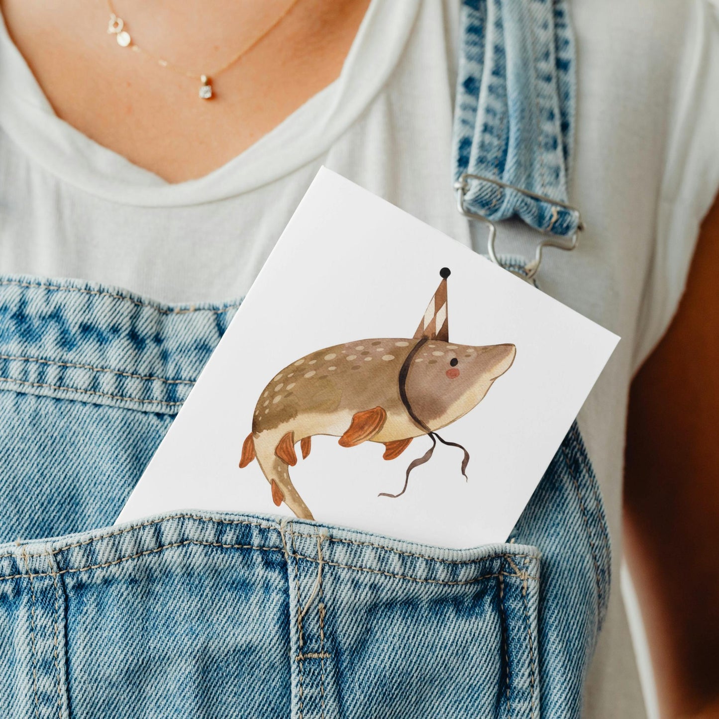 Person hält Karte „Karte Fisch Herzlichen Glückwunsch A6“ mit niedlichem Fisch im Partyhut, geeignet für Kindergeburtstage. Hochwertiges, mattes Naturpapier, A6-Größe.