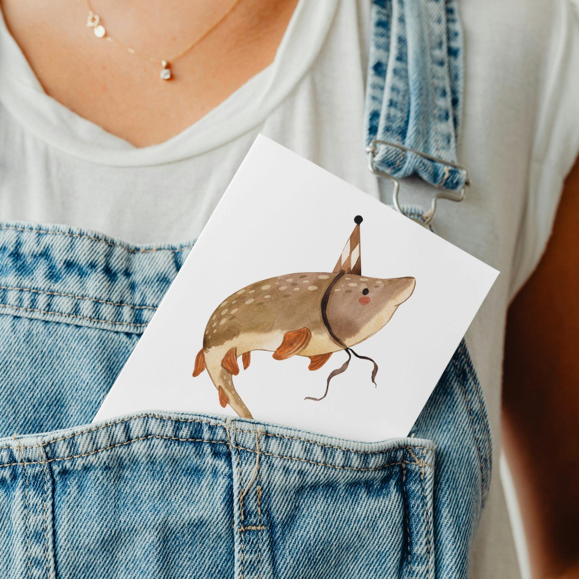 Person hält Karte „Karte Fisch Herzlichen Glückwunsch A6“ mit niedlichem Fisch im Partyhut, geeignet für Kindergeburtstage. Hochwertiges, mattes Naturpapier, A6-Größe.