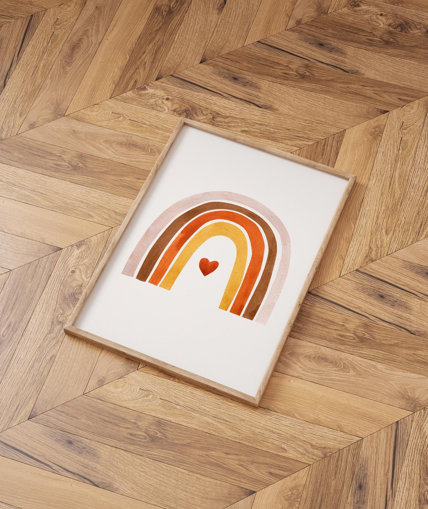 Poster Regenbogen mit Herz A4 & A3 auf Holzboden, ideales Kinderzimmerdekor. Aquarell-Design im Boho-Stil, gedruckt auf hochwertigem, mattem Naturpapier.