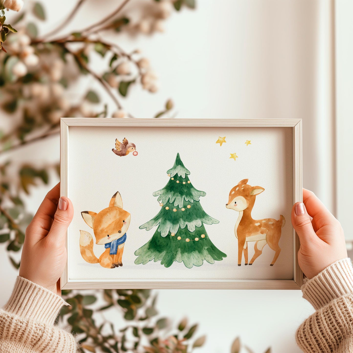 Person hält Weihnachtsposter Tiere A3, A4 & A5: Handgemaltes Poster mit Tieren unter einem Weihnachtsbaum, ideal als Kinderzimmerdekoration oder Geschenk, gedruckt auf hochwertigem 300g Naturpapier.