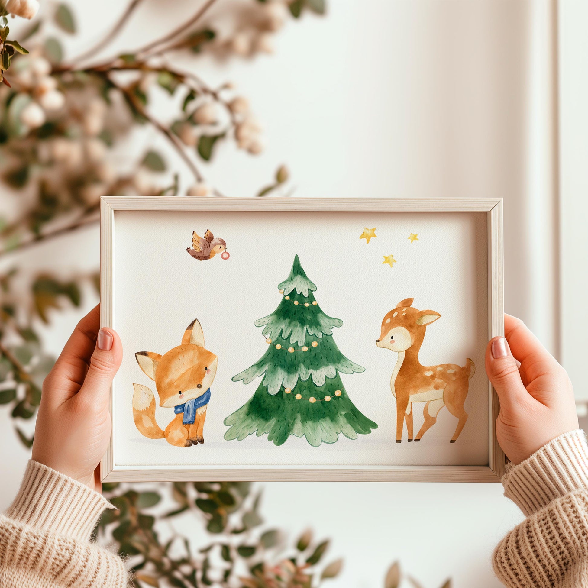 Person hält Weihnachtsposter Tiere A3, A4 & A5: Handgemaltes Poster mit Tieren unter einem Weihnachtsbaum, ideal als Kinderzimmerdekoration oder Geschenk, gedruckt auf hochwertigem 300g Naturpapier.